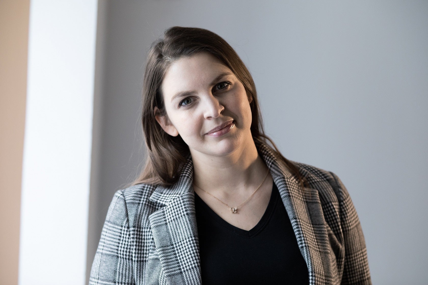 Анна Ривина, глава центра Насилию.нет, который занимается просветительской деятельностью и помощью пережившим домашнее насилие.