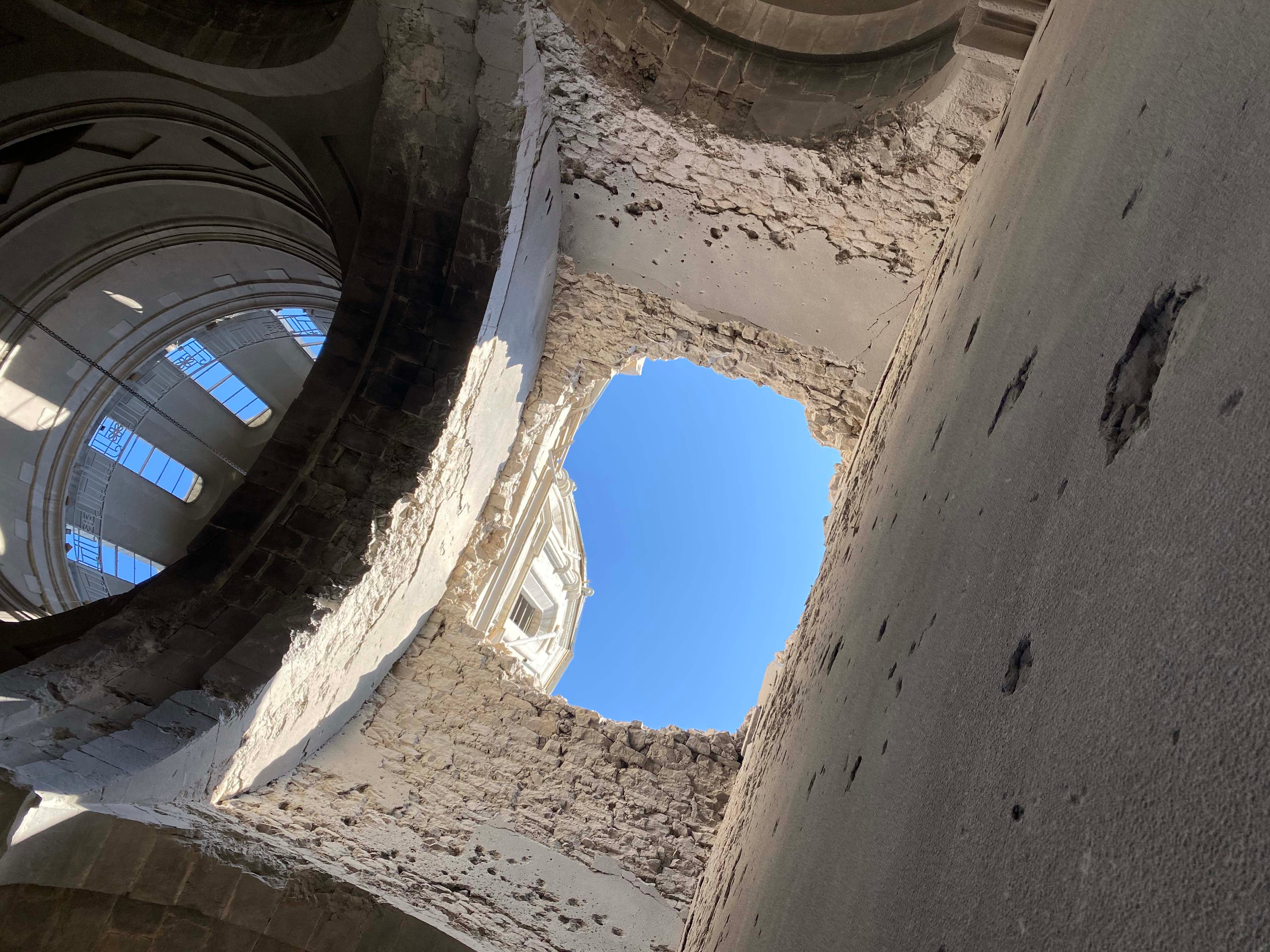 Повреждение южной части свода после двух ударов 8 октября. Следы разлета осколков внутри, которые появляются только после второго удара, дают основания предполагать использование боеприпаса с взрывателем замедленного действия. 