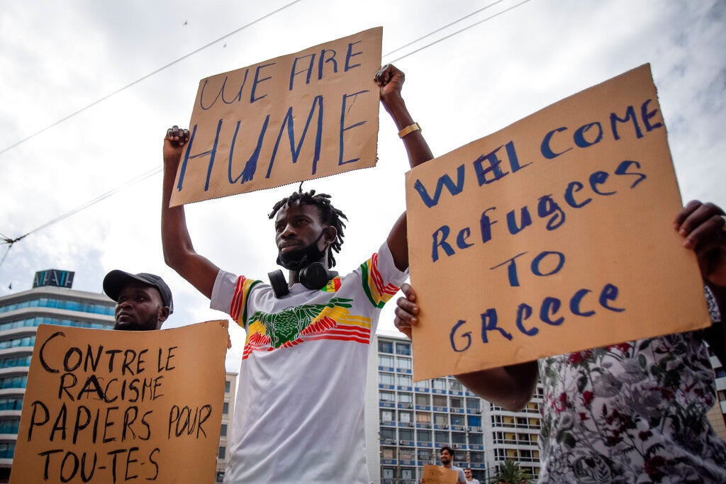 Ces migrants africains participaient à un rassemblement à l’occasion de la Journée mondiale des réfugiés à Athènes, en Grèce, le 20 juin 2020. 