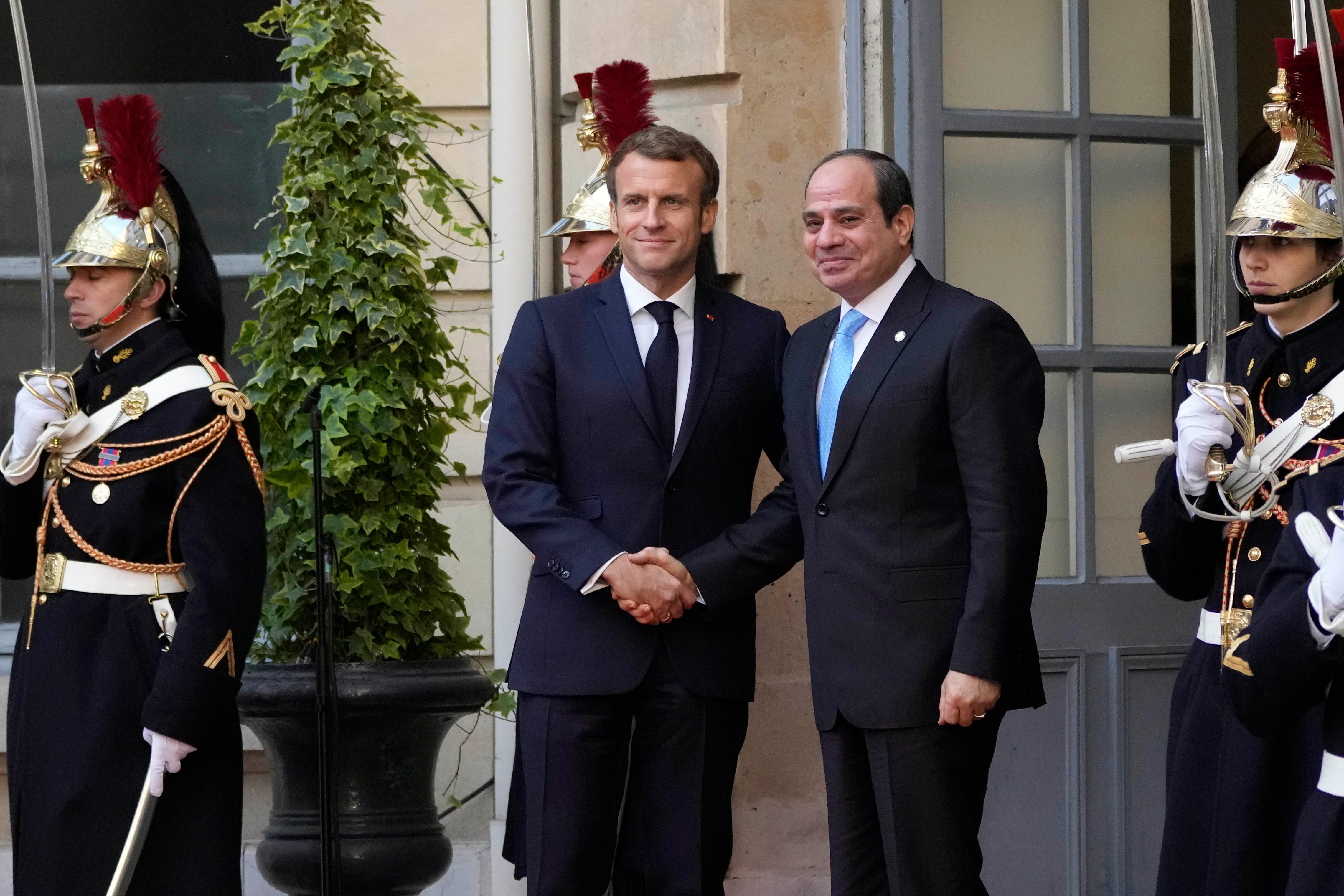 Le président français Emmanuel Macron, à gauche, serre la main du président égyptien Abdel-Fattah al-Sissi.