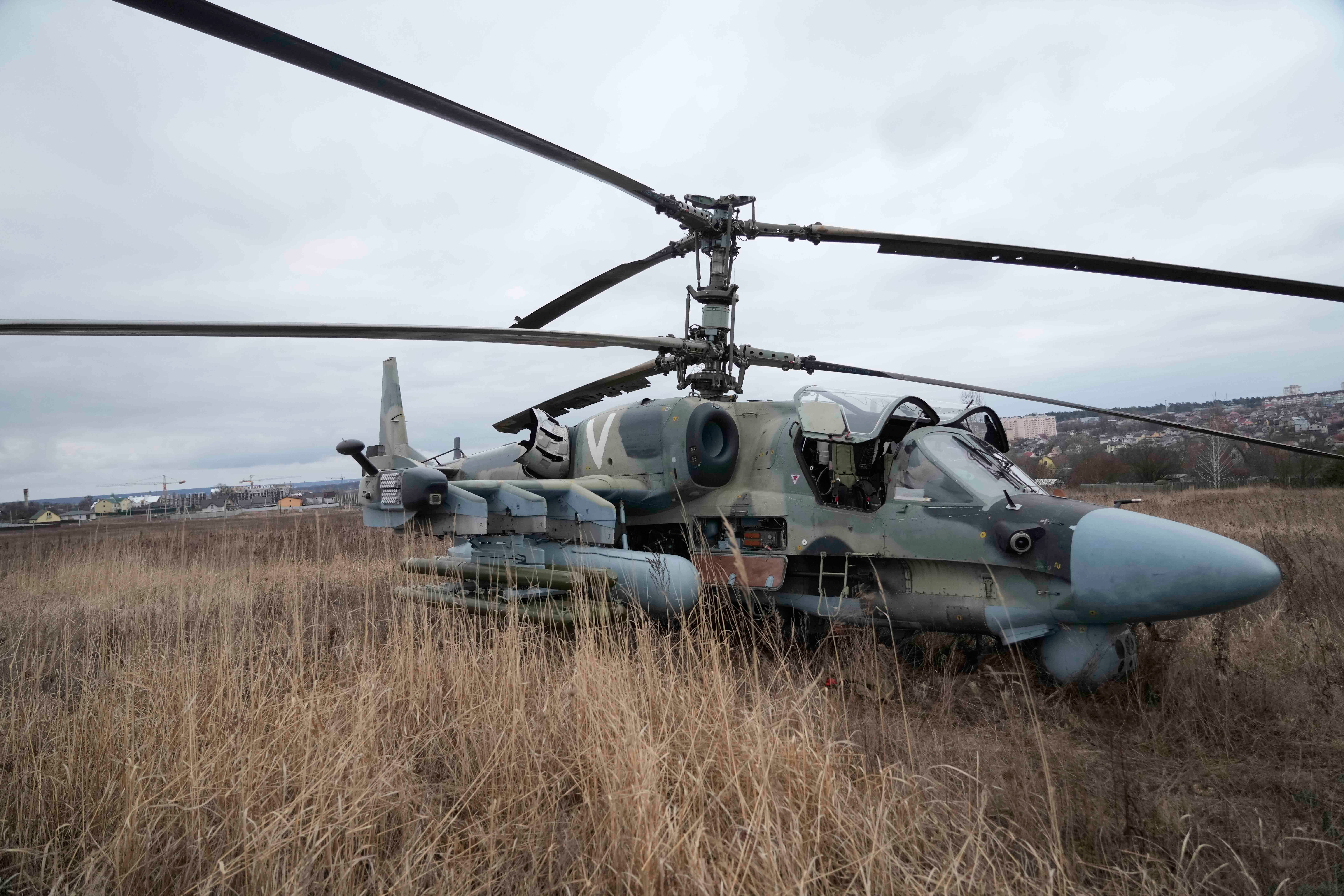 Un hélicoptère de combat russe Ka-52 photographié dans un champ près de Kiev, en Ukraine, le 24 février 2022. Le pilote avait manifestement dû procéder à un atterrissage forcé.