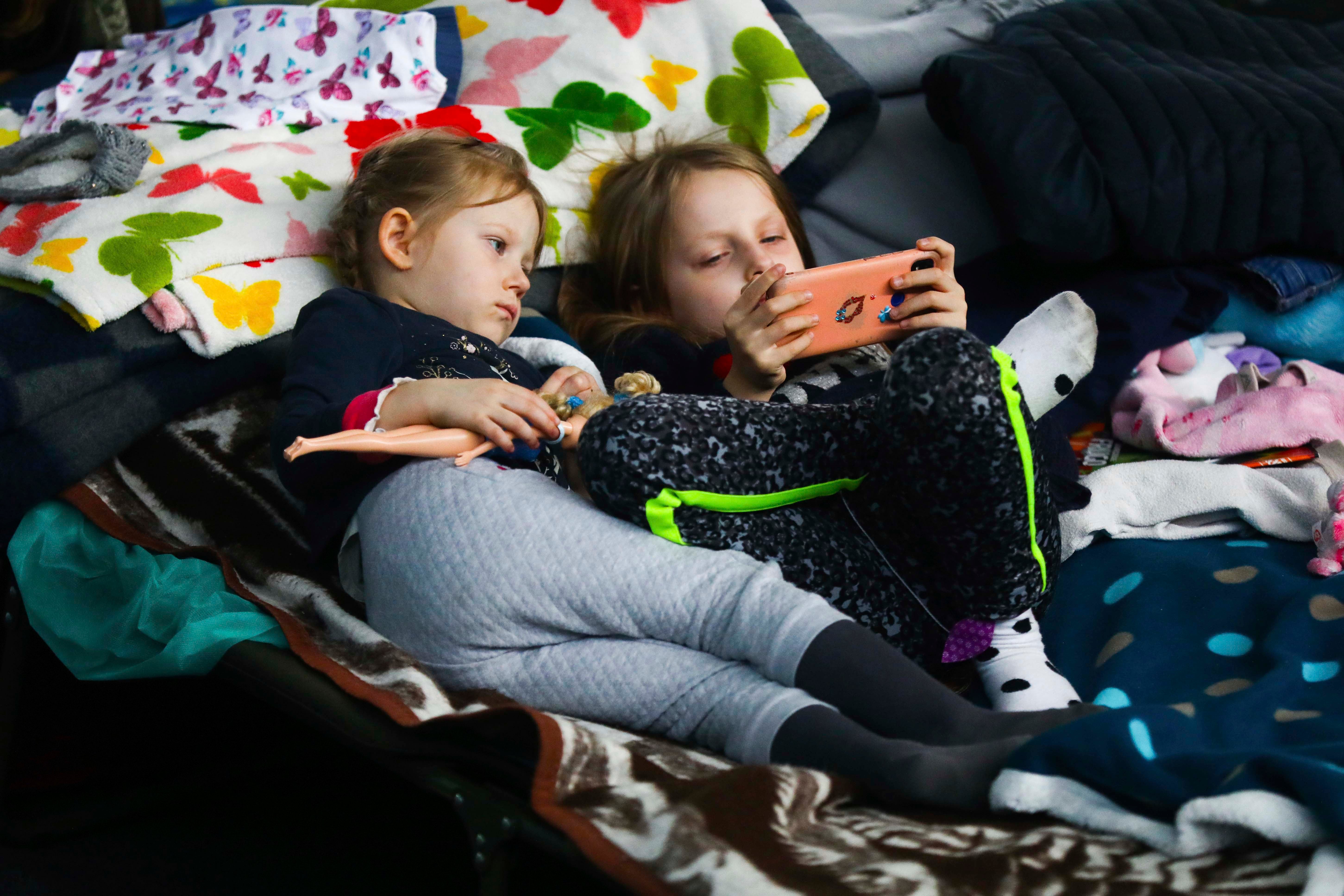 Ces deux fillettes ukrainiennes se reposaient dans un centre d’accueil temporaire pour réfugiés à Cracovie, en Pologne, le 15 mars 2022. Parmi les autres pays d’accueil pour les réfugiés ukrainiens ayant fui leur pays depuis l’invasion russe est la Bulgarie, dans le sud-est de l’Europe.