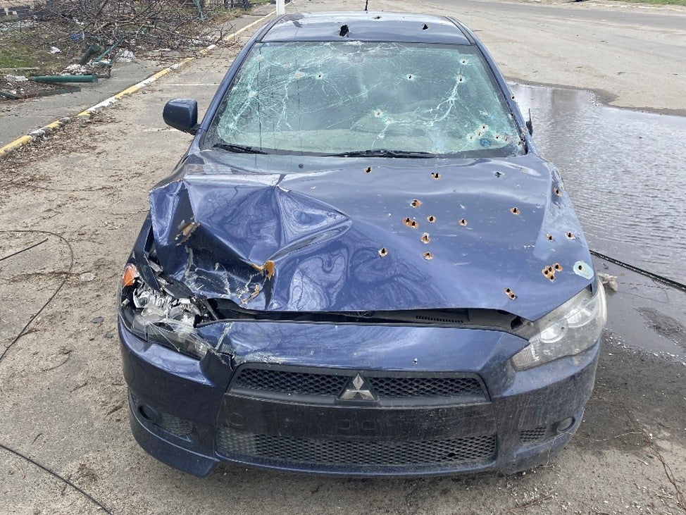 28 лютого 2022 року російські військові у Гостомелі обстріляли автомобіль Олександра Максименка, коли він із дружиною, сином та батьком сусіда намагався евакуюватися. Сина Олександра та батька сусіда було вбито. 