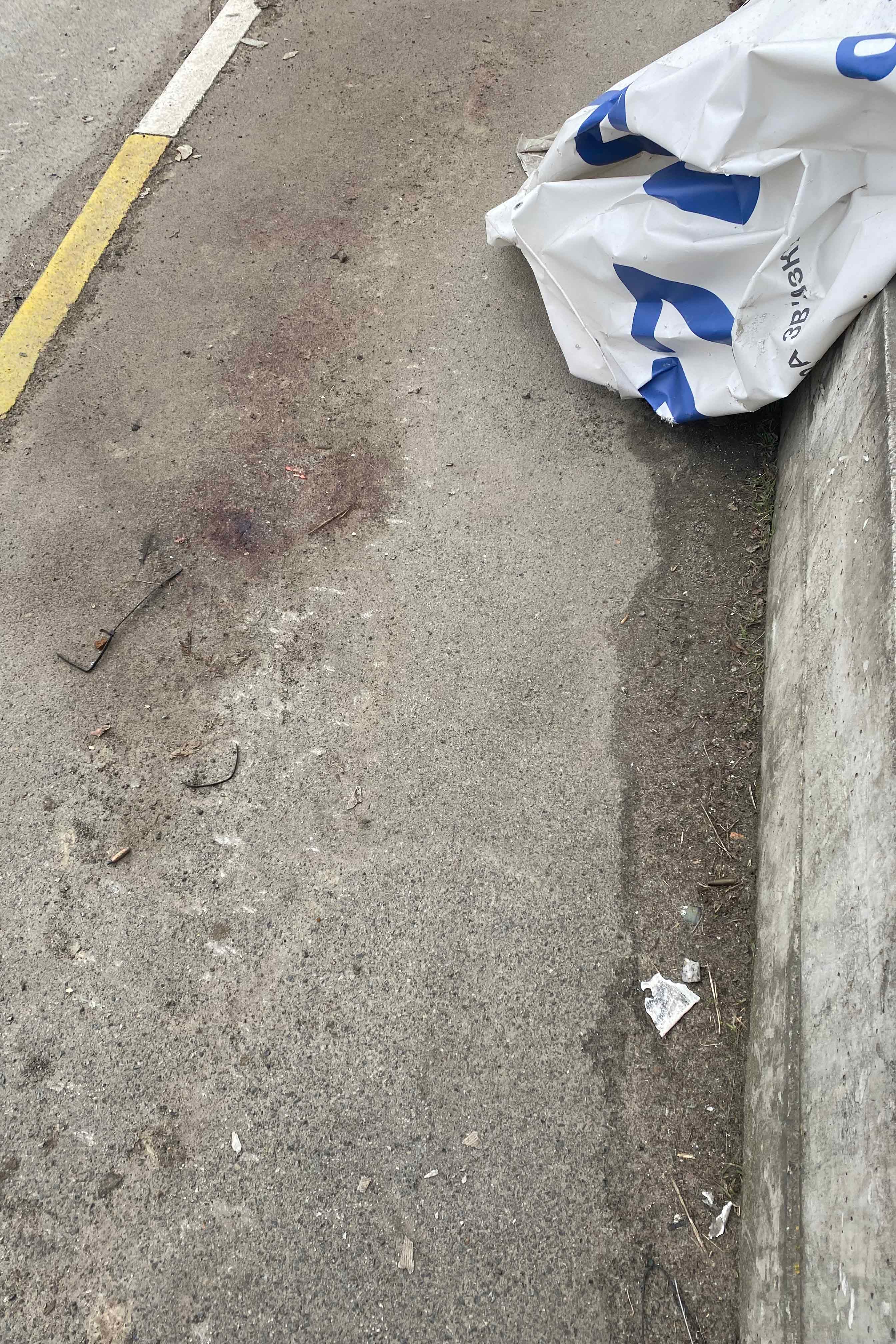  Une flaque de sang à l’angle des rues Yablunska et Vokzlana à Boutcha, en Ukraine, à l’endroit où le corps d’Oleh Abramov a été découvert par sa femme, Iryna. Oleh Abramov avait été placé en détention par des soldats russes le 5 mars 2022. Son corps est resté dans la rue près d’un mois, jusqu’au retrait des forces russes, avant que les autorités ukrainiennes ne puissent le récupérer. 