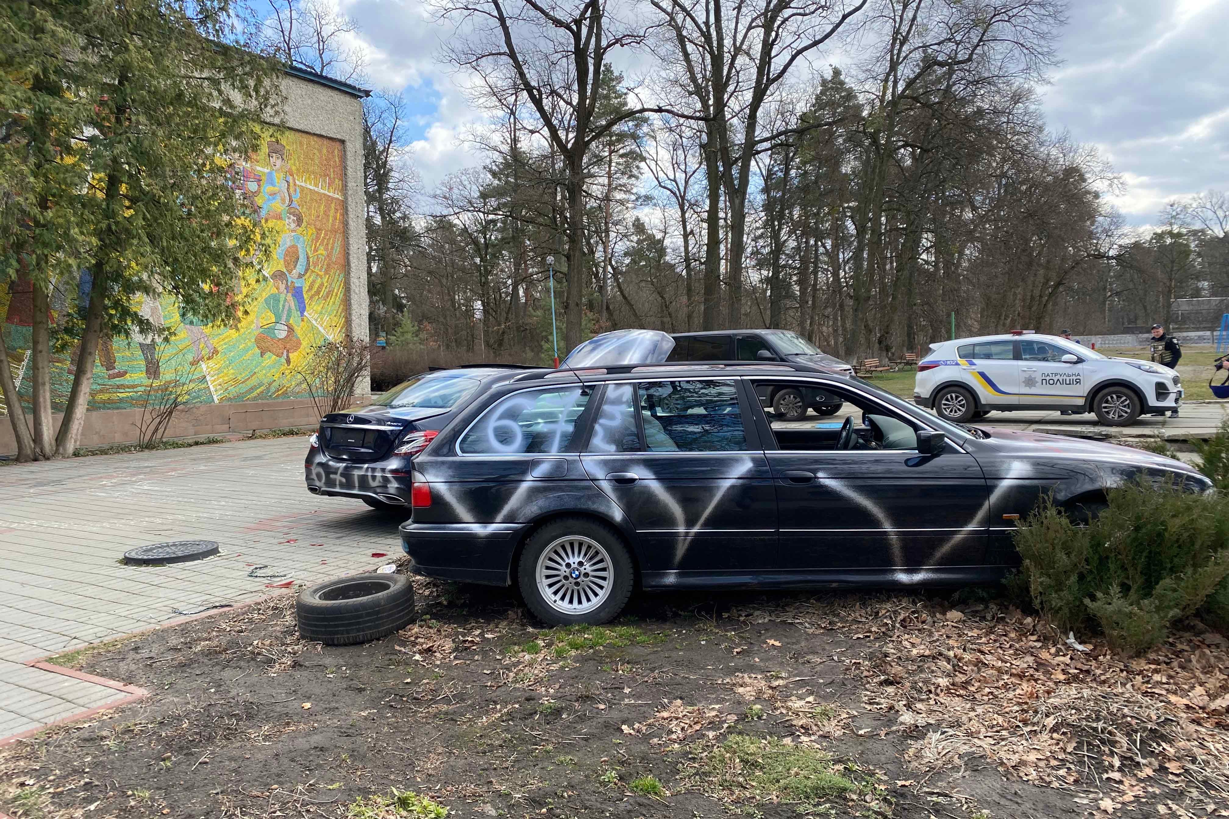 Sur cette voiture garée dans la cour d’un camp pour enfants à Boutcha, en Ukraine, trois énormes lettres blanches « V » (symbole de soutien à l'invasion russe) ont été inscrites avec une bombe de peinture aérosol. Les corps de cinq hommes, victimes d’un possible crime de guerre, ont été retrouvés dans le sous-sol de l’un des dortoirs. 