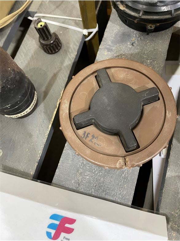 لغم عصفي مضاد للأفراد من طراز "بي إم إن-2" (PMN-2) معروض في مقر "منظمة الحقول الحرة"، طرابلس، ليبيا، مارس/آذار 2022.