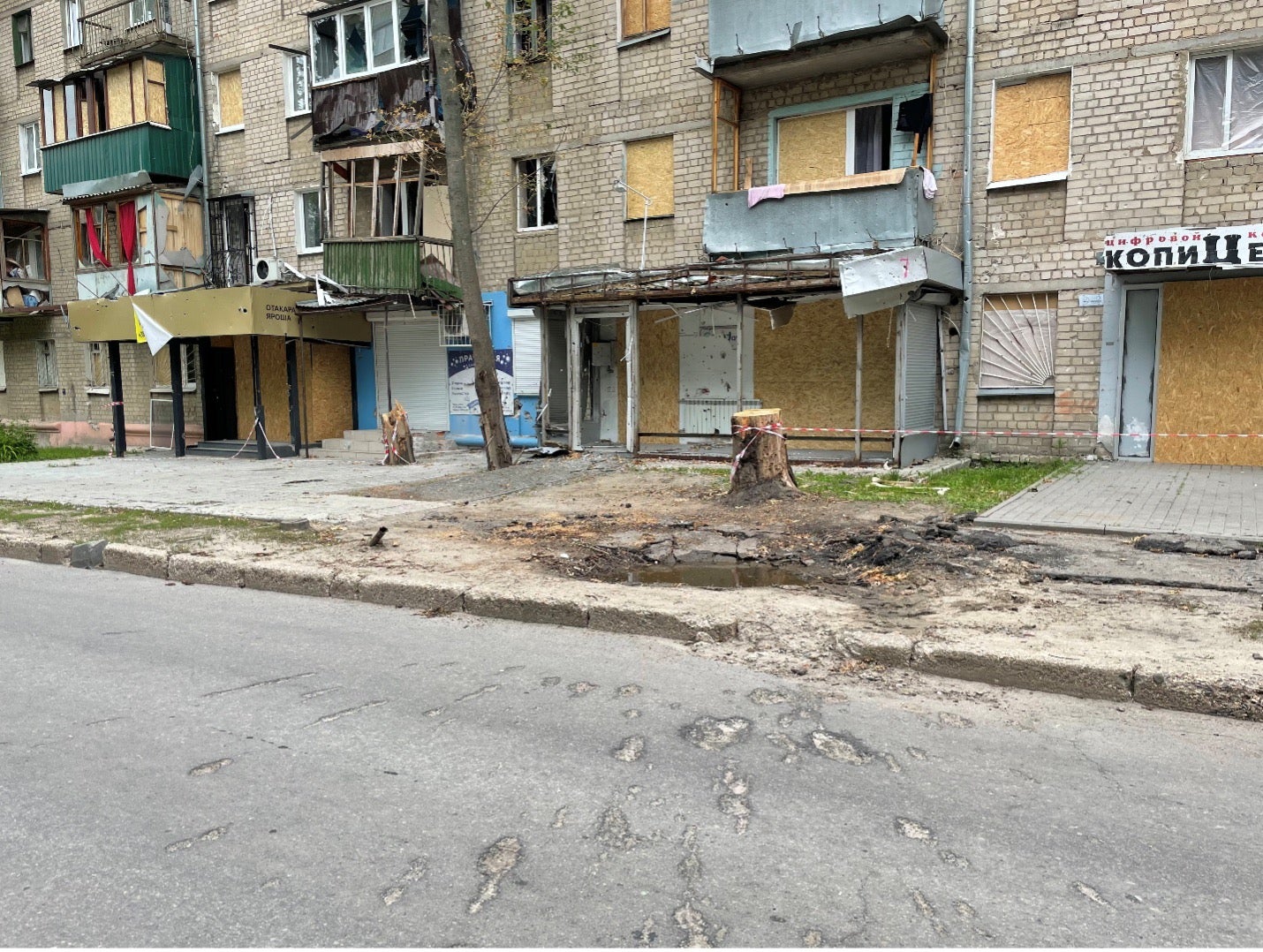 Le site de l’explosion d’un projectile au milieu d’un quartier de la ville de Kharkiv, en Ukraine, lors d’une attaque russe menée le 26 mai 2022. Cette attaque a tué le mari d’Oleksandra Korostelova, leur fils de 4 mois et un autre civil. Au moins six autres projectiles ont explosé le même jour dans des zones peuplées de la ville. Photo prise le 27 mai 2022.