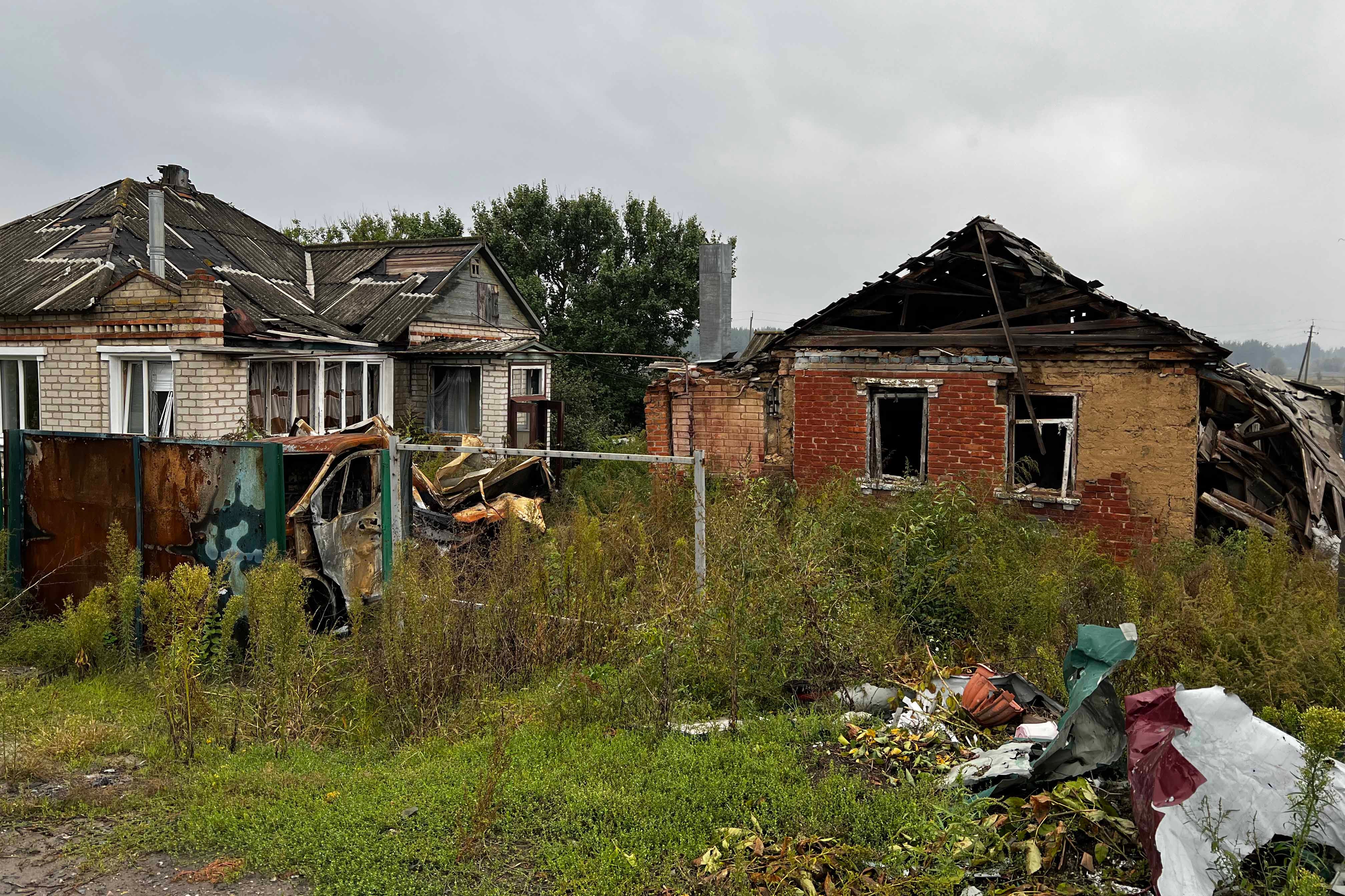 В марте и апреле в этих домах в селе Капитоловка Харьковской области жили бойцы пророссийских вооруженных формирований. В погребе, расположенном позади домов, они пытали задержанных мужчин. 28 сентября 2022 г