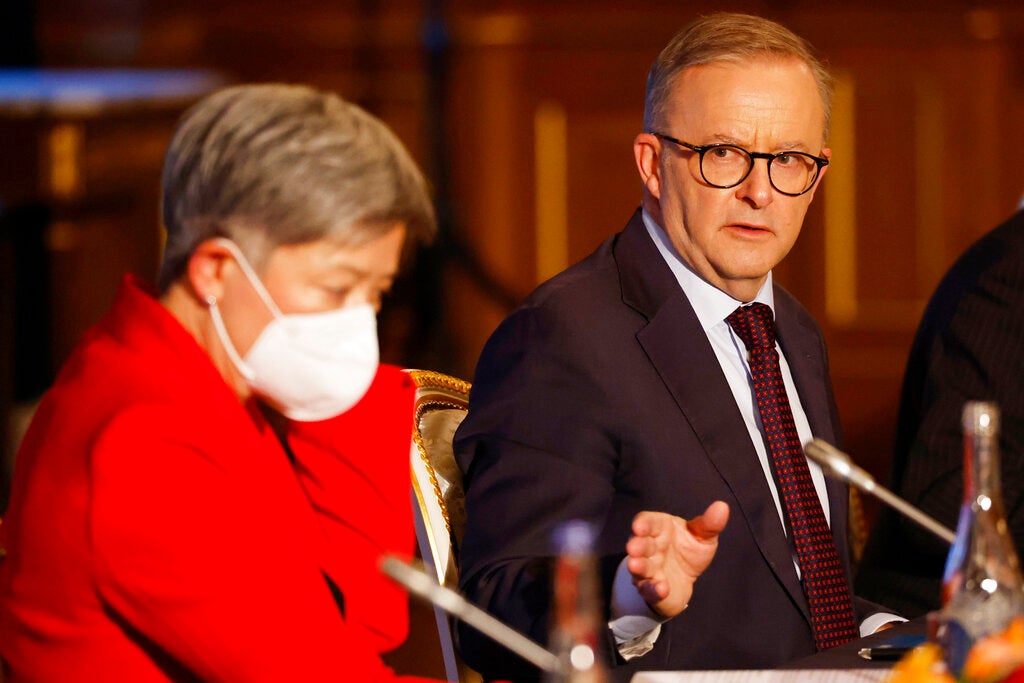 澳大利亚总理阿尔巴尼斯（右）与外交部长黄英贤，日本东京，2022年5月24日。