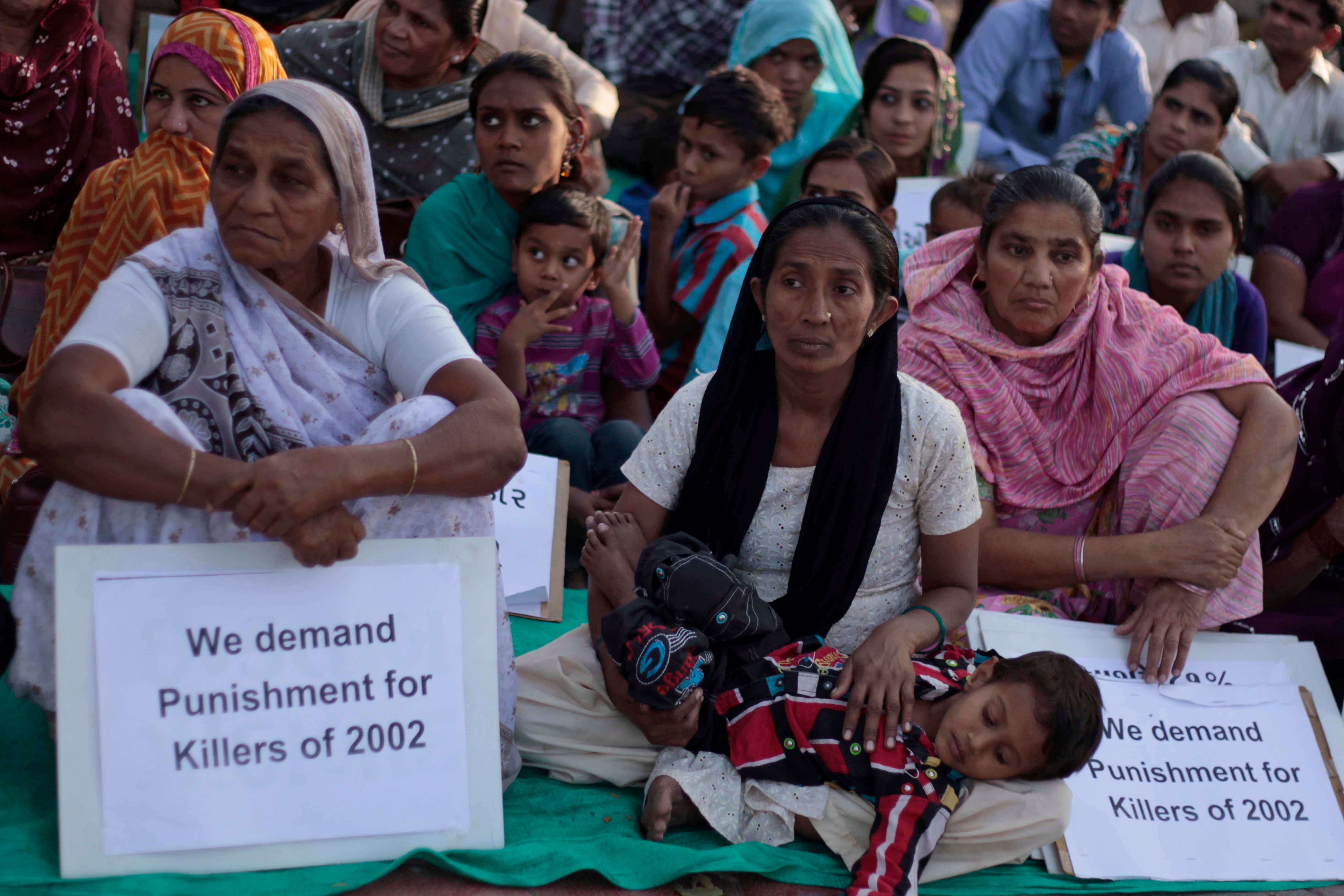 Des membres des familles de victimes des émeutes anti-musulmanes survenues en février 2002 dans l'État du Gujarat, dans l’ouest de l’Inde, participaient à un sit-in à Ahmedabad (principale ville de cet État), le 28 février 2014, à l'occasion du 12ème anniversaire des violences. Elles demandaient la justice pour les meurtres commis.