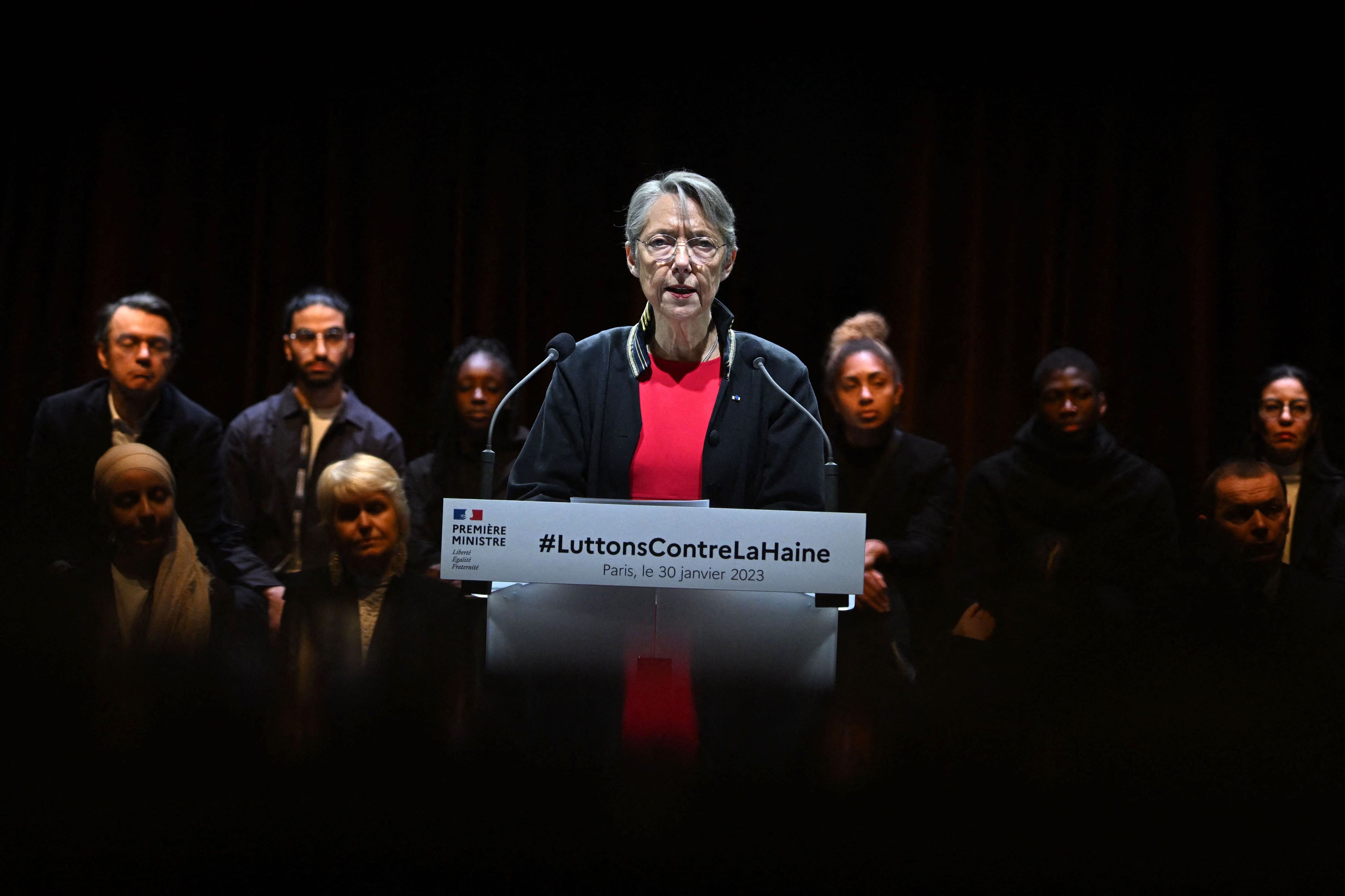 La Première ministre française, Elisabeth Borne, présente le plan national contre le racisme, l'antisémitisme et les discriminations ethniques à l'Institut du monde arabe à Paris. 