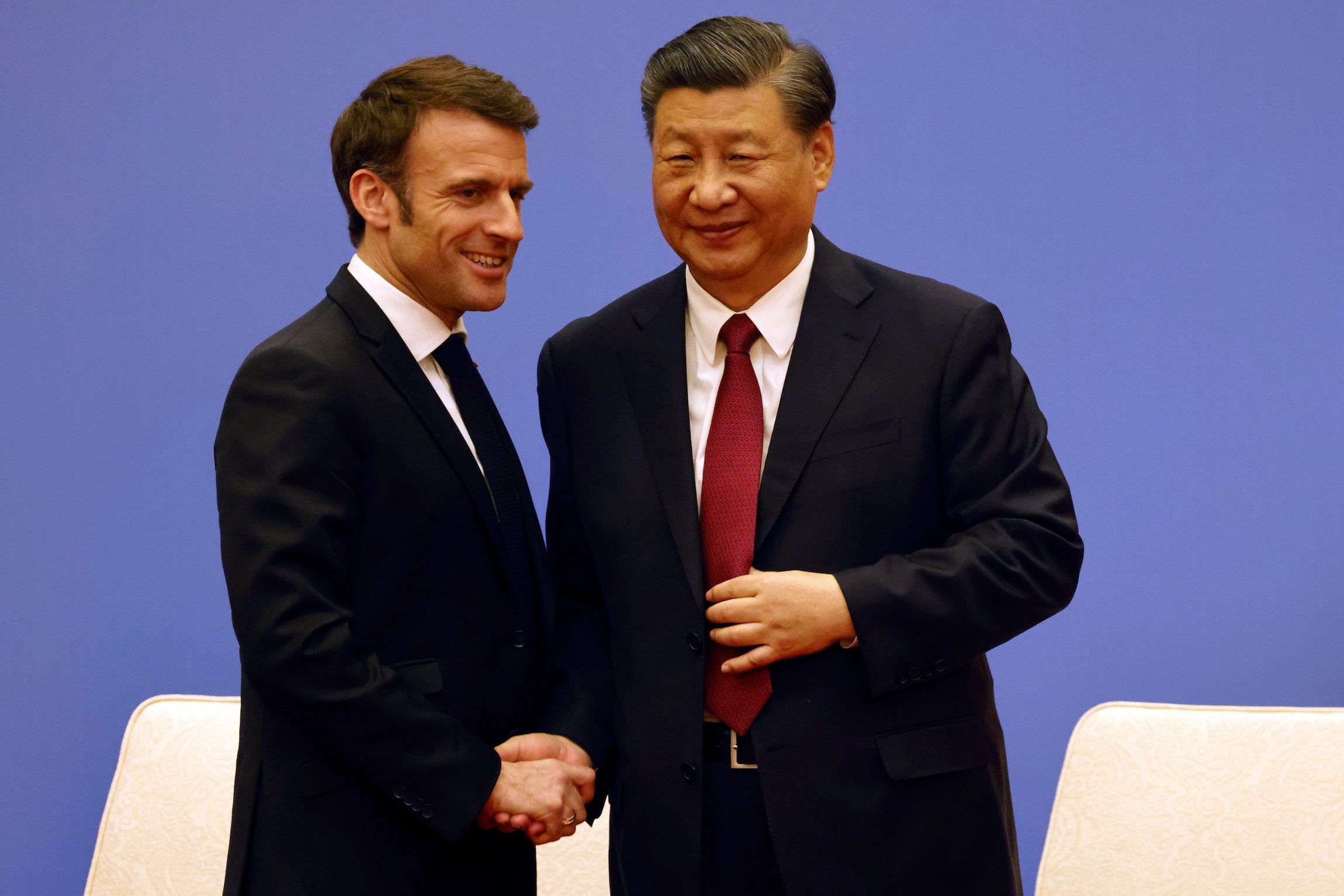Le président français Emmanuel Macron et le président chinois Xi Jinping participent à une réunion d'affaires à Pékin, le 6 avril 2023.