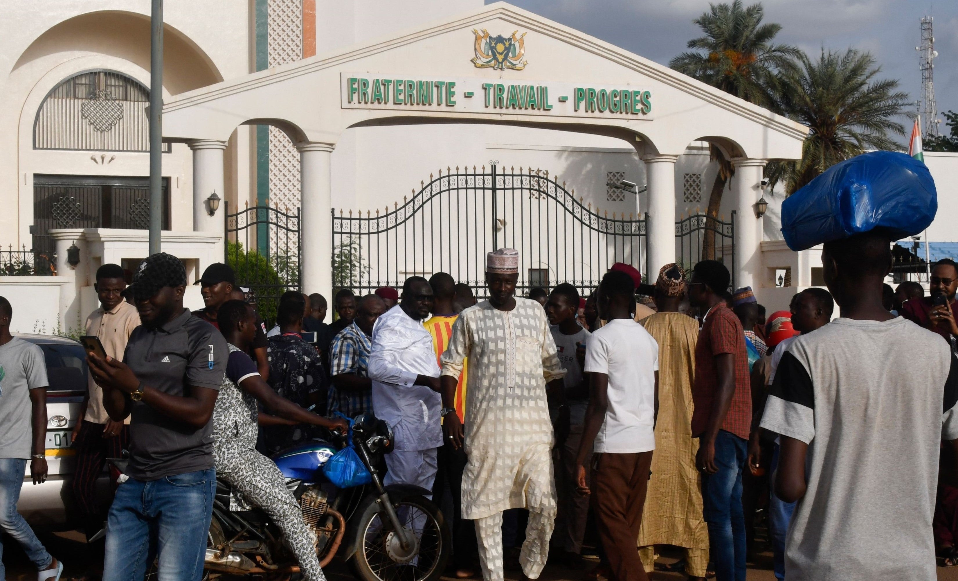 Des manifestants protestent contre la détention du président Mohamed Bazoum par l'armée à Niamey, au Niger, le 26 juillet 2023.