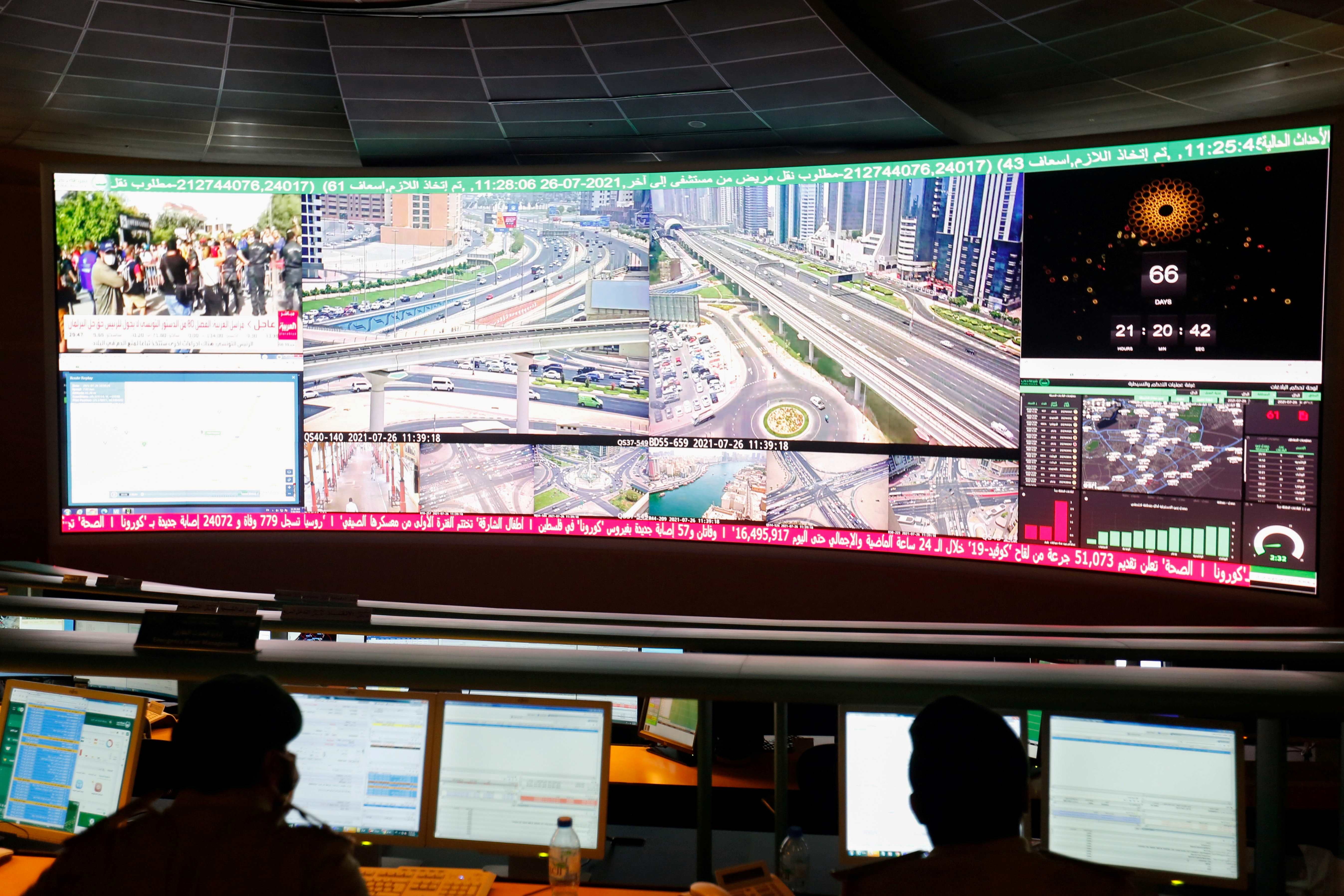 Des agents du Centre de commandement et de contrôle de la police de Dubaï, aux Émirats arabes unis, surveillaient plusieurs écrans, le 26 juillet 2021.
