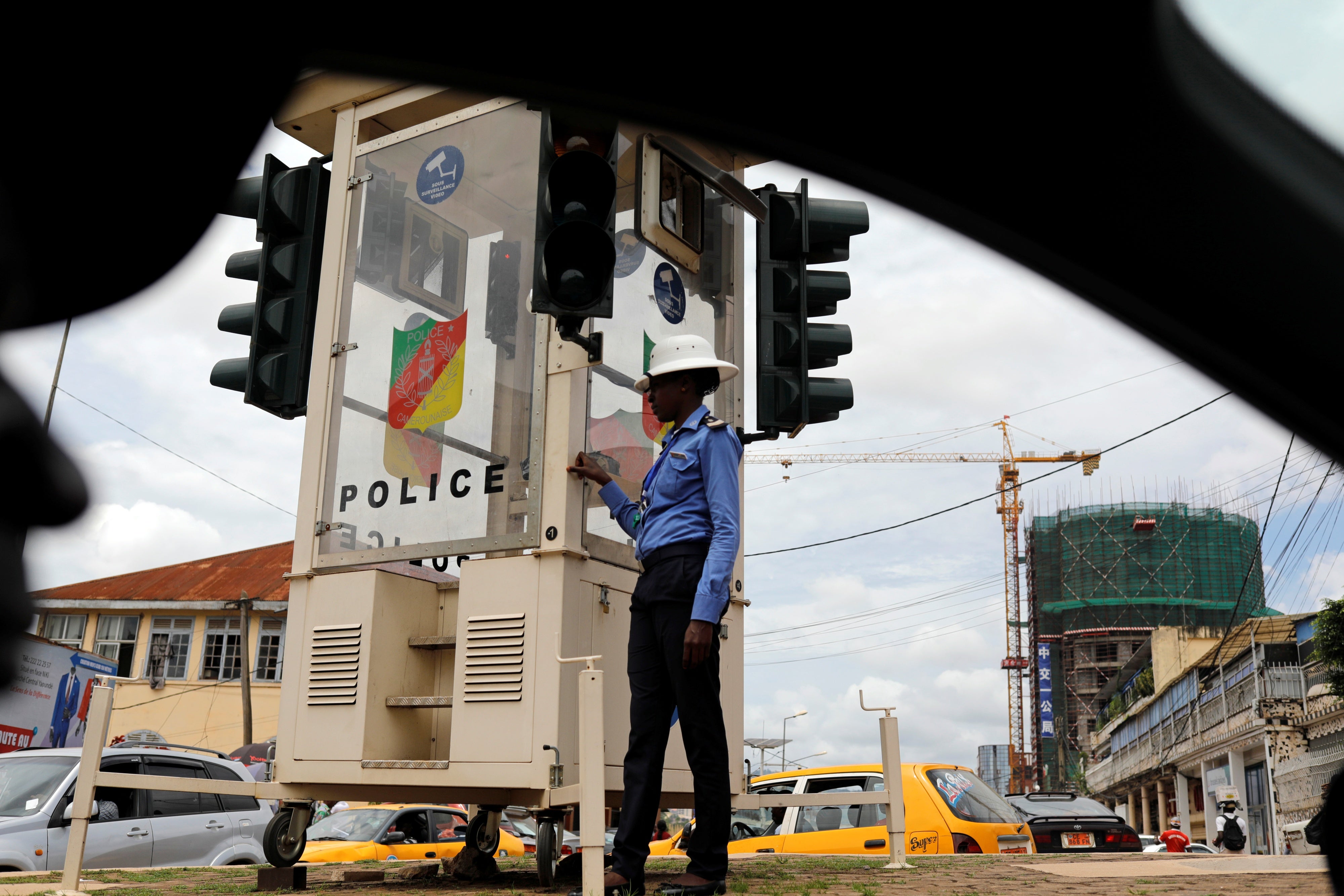 Une policière de la circulation dans le centre-ville de Yaoundé, au Cameroun, le 9 octobre 2018.