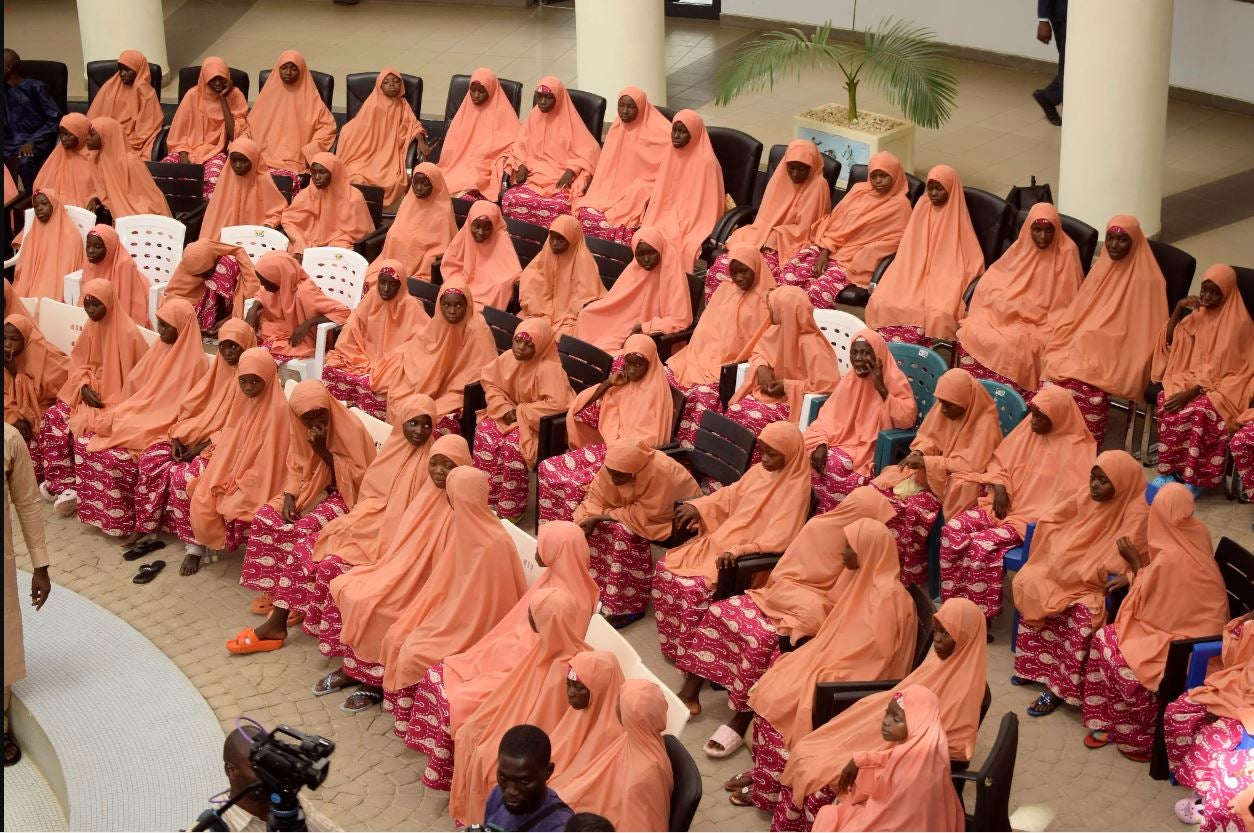 Des élèves de l'École primaire et secondaire LEA de Kuriga, dans l'État de Kaduna situé dans le nord-ouest du Nigeria, rassemblées au siège du gouvernement provincial le 25 mars 2024.