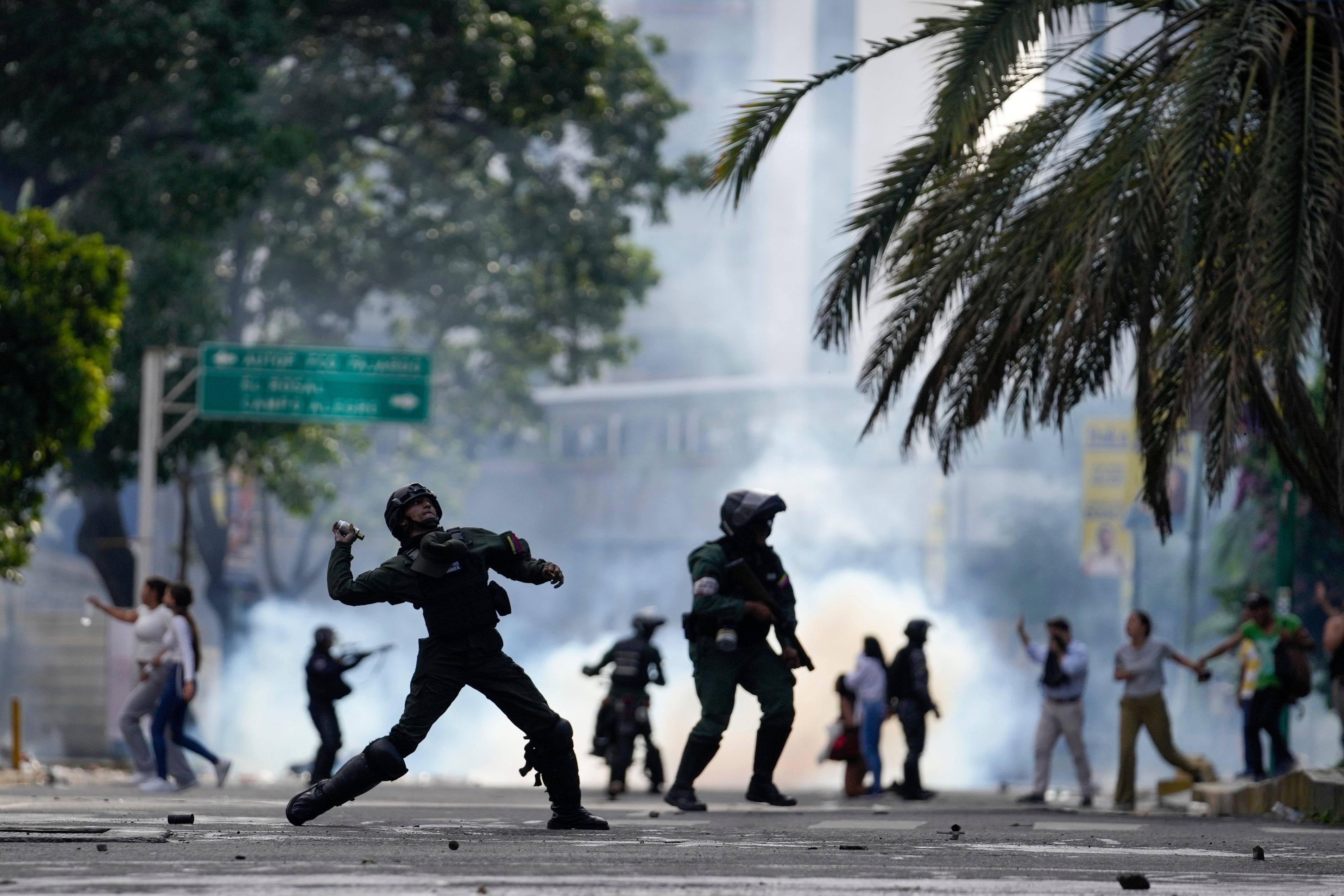 La policía lanza gas lacrimógeno a manifestantes que protestan contra los resultados anunciados de las elecciones, en Caracas, Venezuela, el 29 de julio de 2024. 