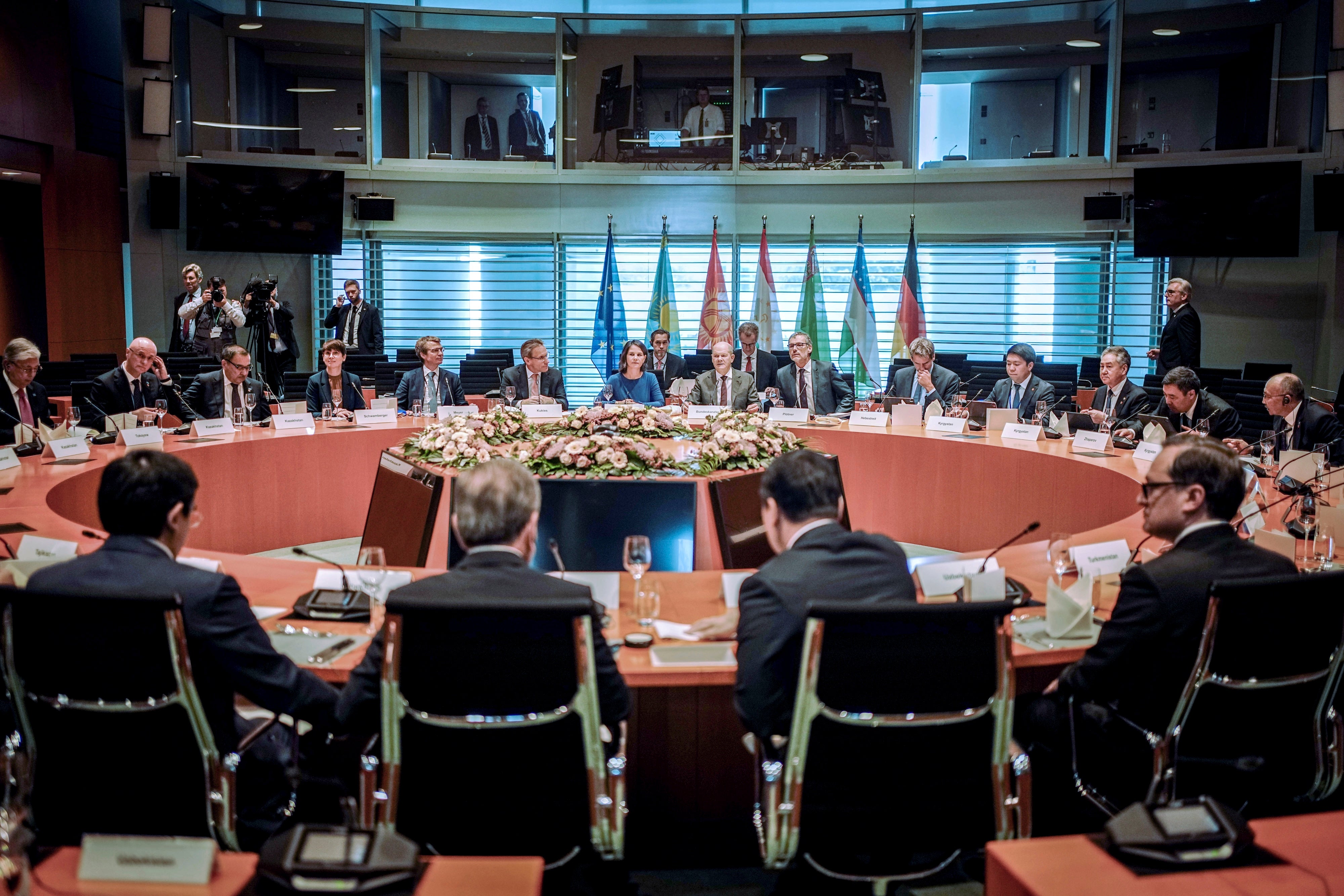 Chancellor Olaf Scholz (C) and Foreign Minister Annalena Baerbock receive the heads of state for the Central Asia Summit at the Chancellery in the International Hall, Berlin, September 29, 2023.