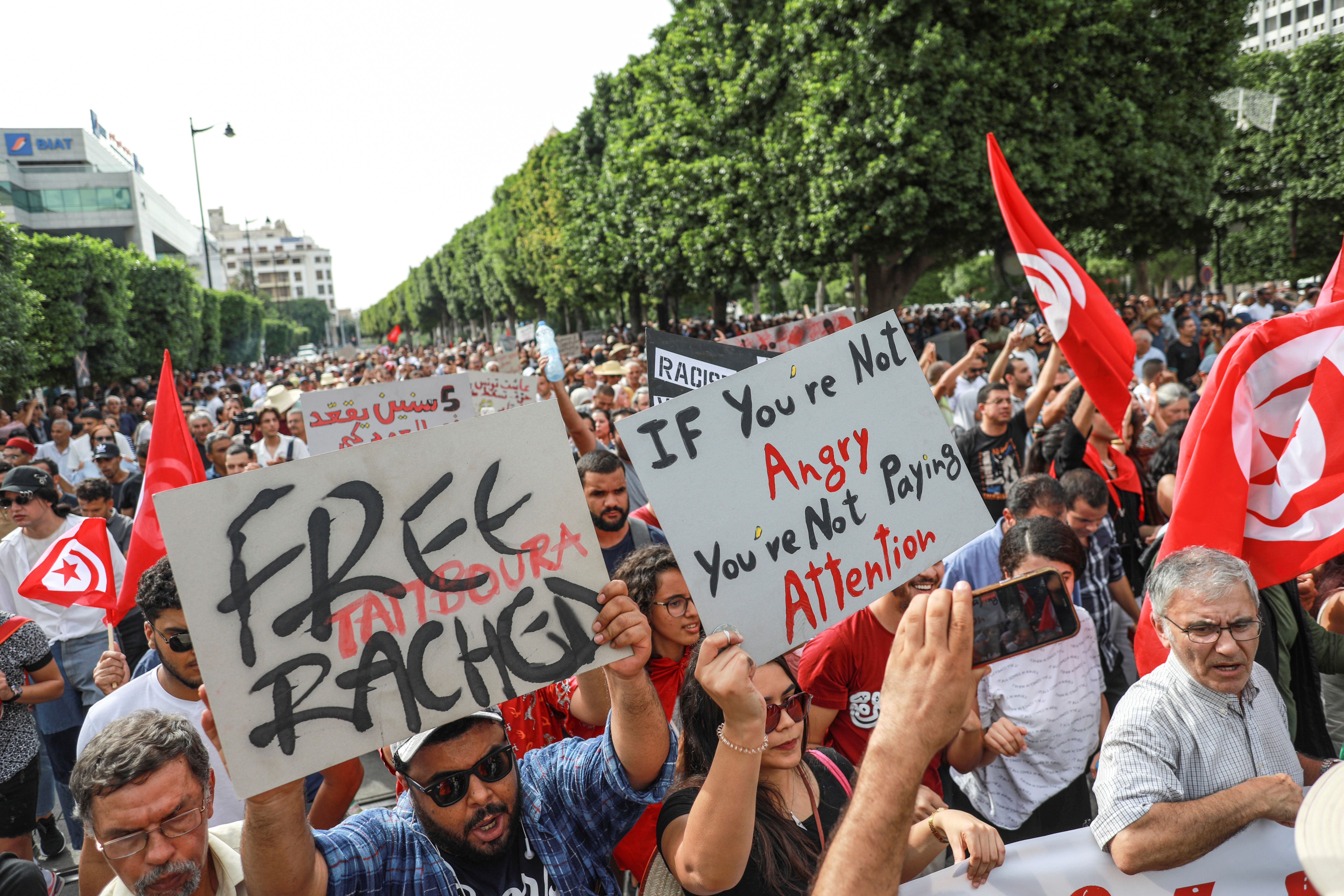 Des manifestants brandissaient des drapeaux tunisiens et des pancartes lors d'un rassemblement organisé par le Réseau tunisien pour les droits et les libertés à Tunis, le 22 septembre 2024.