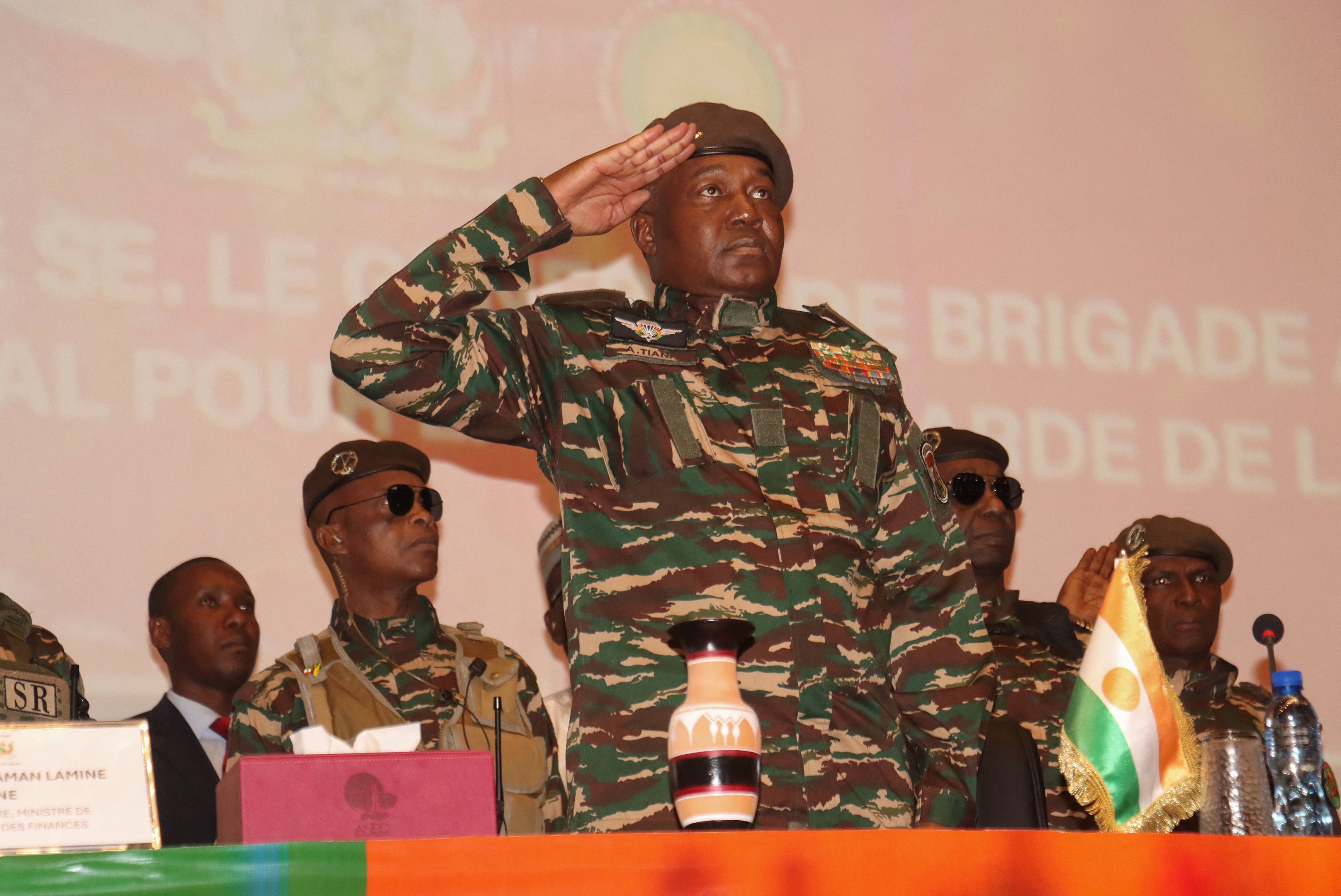 Le chef de la junte militaire du Niger, le général de brigade Abdourahamane Tiani, attend l'ouverture de la commission responsable de mener la conference nationale à Niamey, le 15 février 2025.
