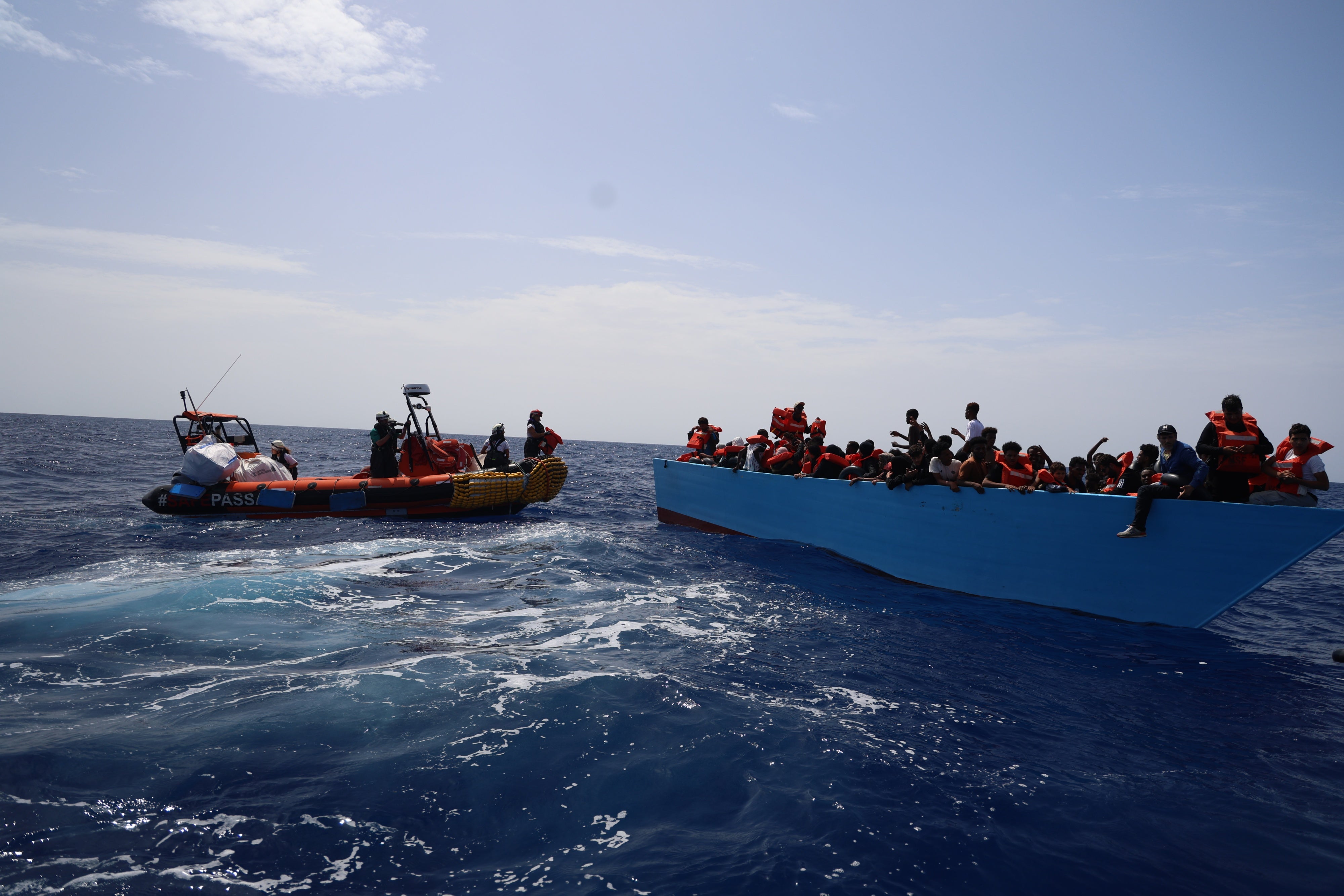 Un canot transportant une équipe de Médecins Sans Frontières s’approchait d’un bateau surchargé afin de secourir des migrants, lors d’une opération de sauvetage menée en mer Méditerranée, le 19 septembre 2024.