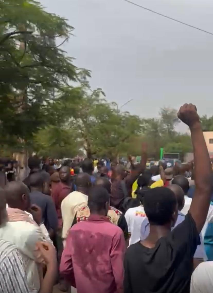 Des personnes protestant contre la décision de la junte militaire malienne d'interdire les partis politiques au Palais de la Culture de Bamako, au Mali, le 3 mai 2025.