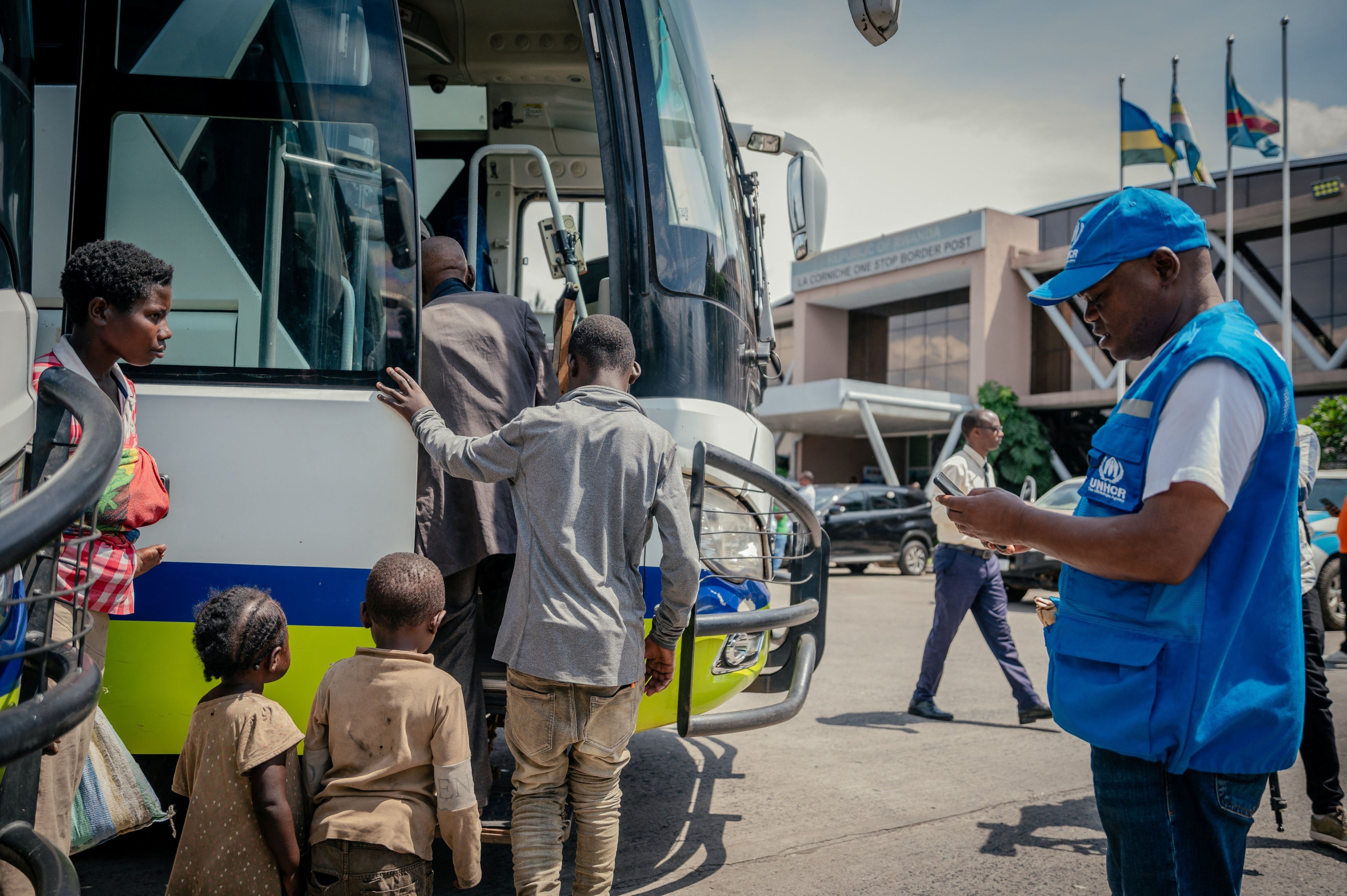 Vertriebene steigen in einen Bus, nachdem sie an der Grenze zwischen der Demokratischen Republik Kongo und Ruanda kontrolliert wurden, in Goma, 19. Mai 2025. Fahrzeuge des Flüchtlingshilfswerks der Vereinten Nationen (UNHCR) brachten sie nach Ruanda.
