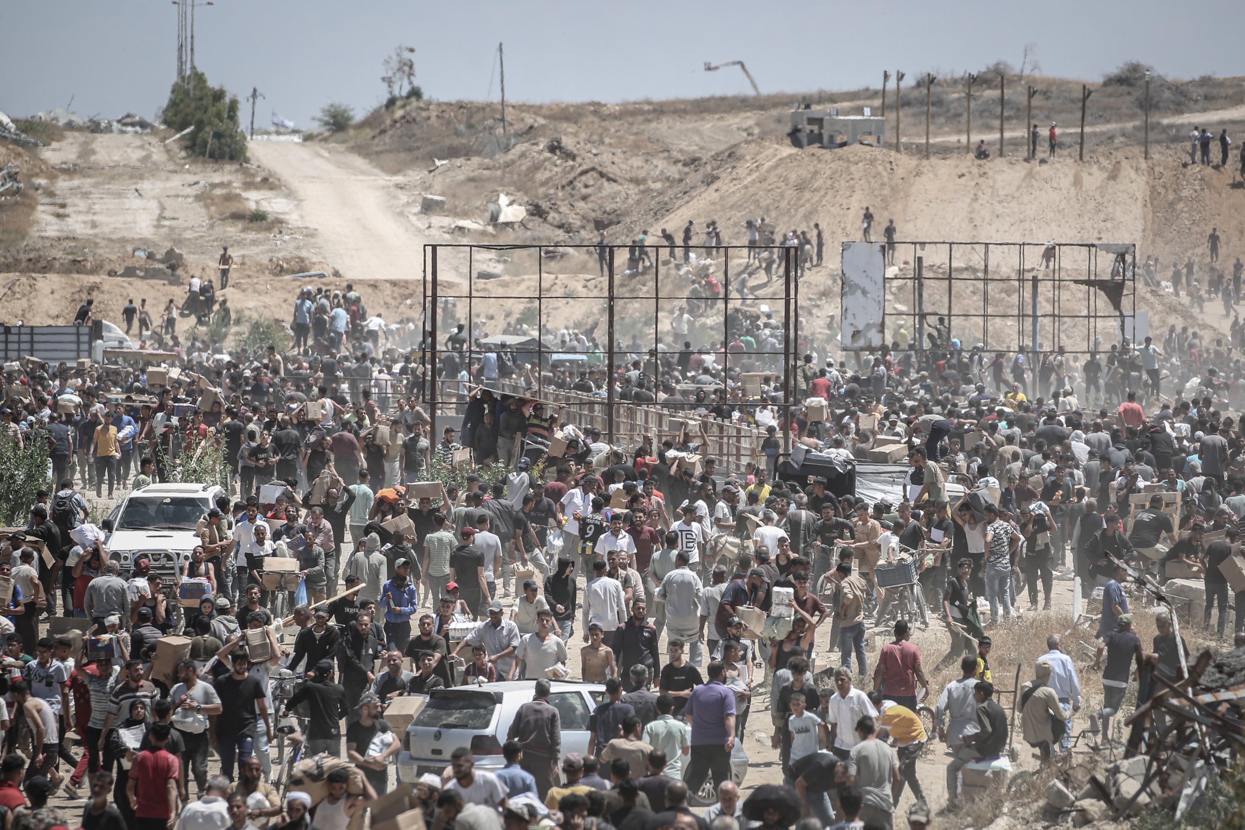 Palestinians at a US-backed Gaza Humanitarian Foundation distribution site for humanitarian aid in the “Netzarim Corridor, "central Gaza Strip, May 29, 2025. 