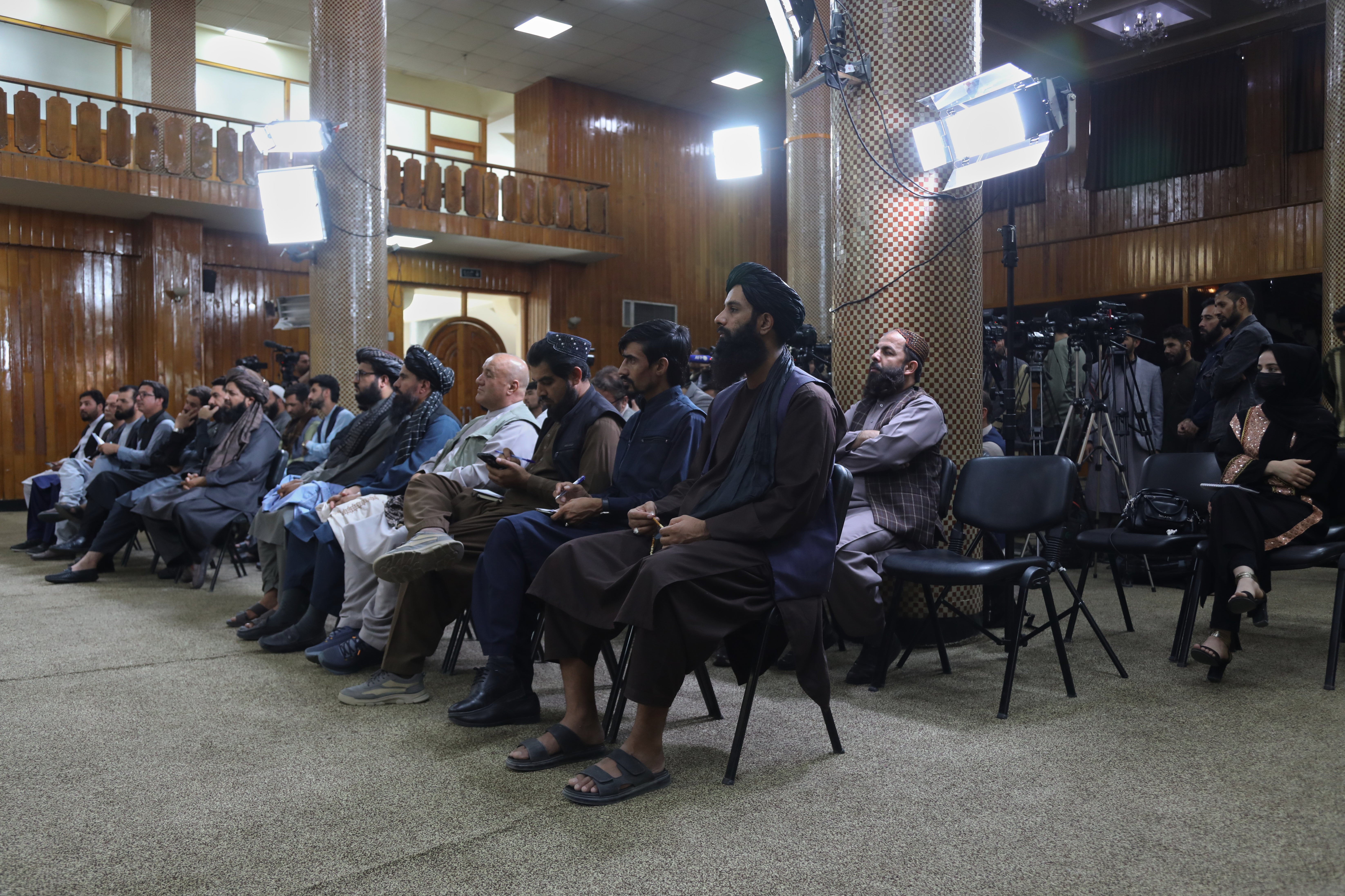 Regierungsvertreter und Journalisten nehmen an einer Pressekonferenz der Taliban im staatlichen Medien- und Informationszentrum teil, Kabul, Afghanistan, 12. Oktober 2025.