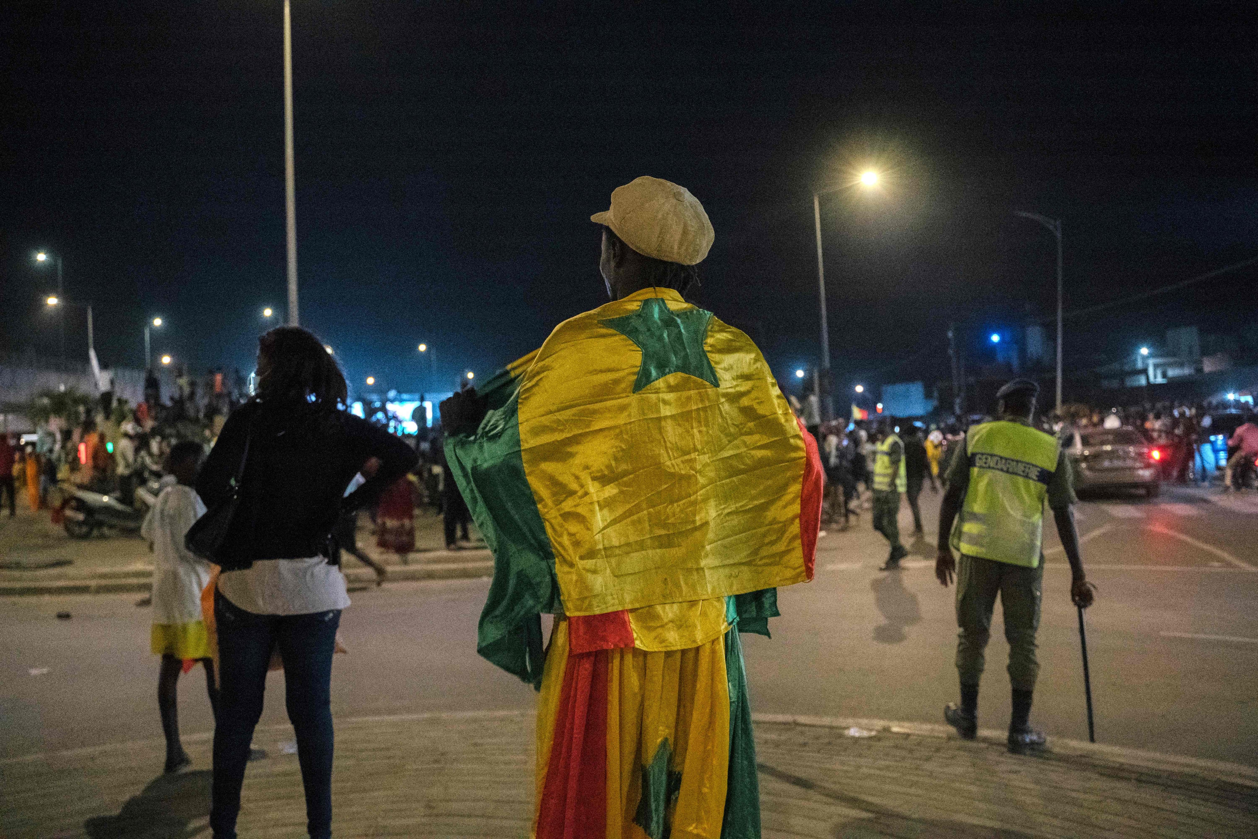 Un supporter porte le drapeau national sénégalais à Dakar.