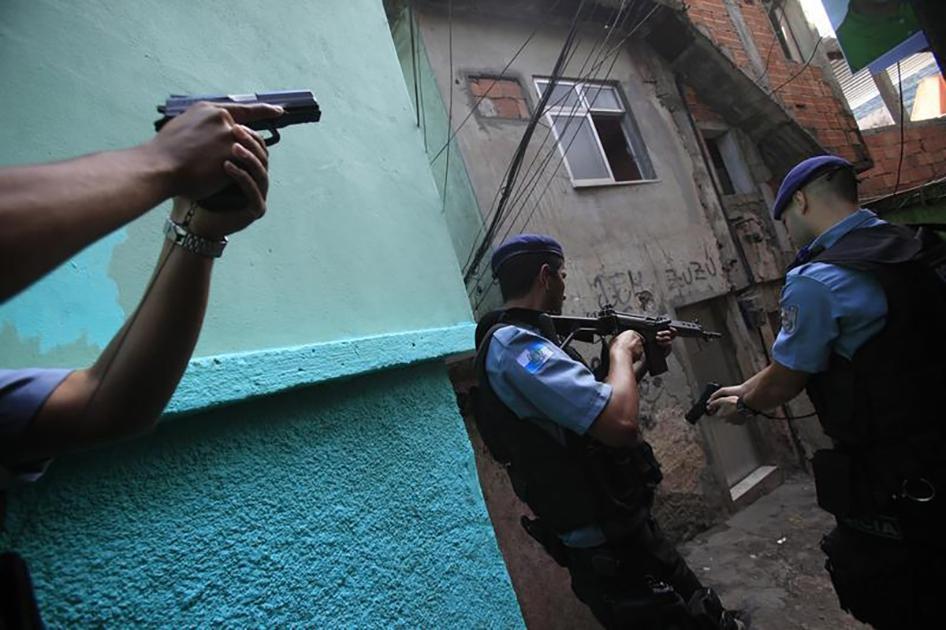 Policiais patrulham a favela da Rocinha, no Rio de Janeiro. 14 de setembro de 2012. 