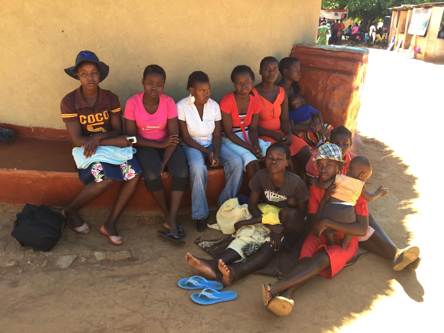 Un groupe de jeunes filles mariées photographiées à Annandale Farm, à Shamva (province centrale de Mashonaland) au Zimbabwe, après avoir participé à une réunion dans le cadre d’une campagne visant à mettre fin aux mariages précoces.