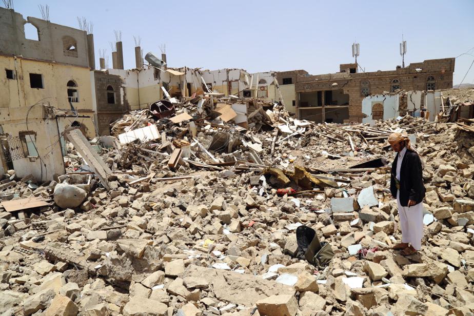 A neighbor, Ayed Ayed Kamil, stands amid the rubble of the destroyed al-Ibbi family home. © 2015 Ole Solvang/Human Rights Watch 