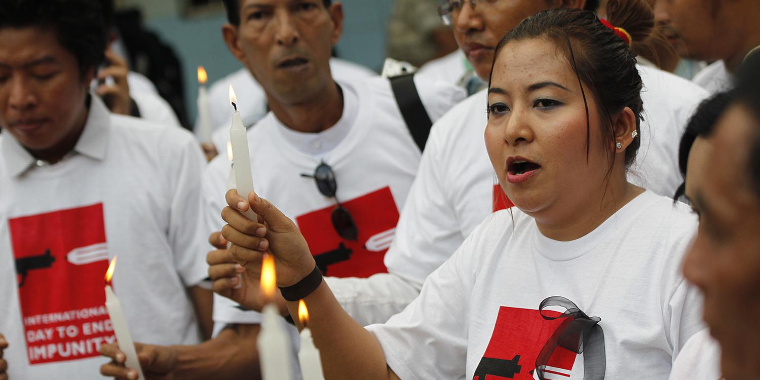 Shwe Hmone and other Burmese journalists pray at Sule Pagoda in Rangoon for colleagues killed or imprisoned for their work\.