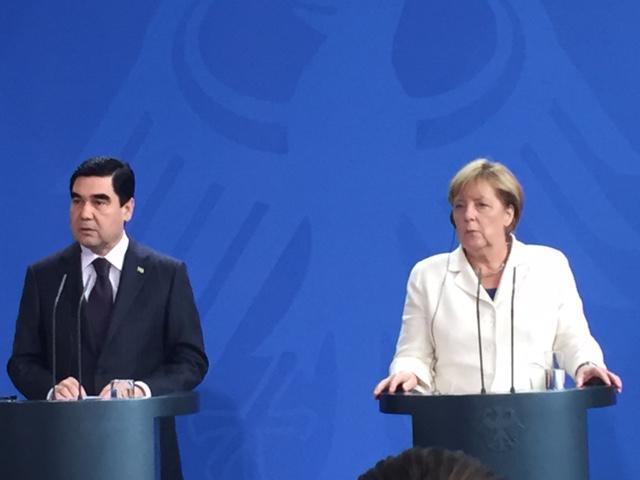 Turkmenistan's President Gurbanguly Berdymukhamedov (L) and German Chancellor Angela Merkel speak at a press conference in Berlin, Germany, August 29, 2016. 