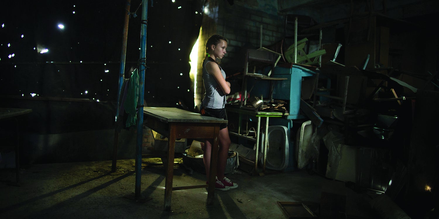 Une jeune fille âgée de 13 ans, parmi les décombres de l’école ou elle étudiait à Vouhlehirsk, dans l’est de l’Ukraine, avant une attaque ayant gravement endommagé le bâtiment.