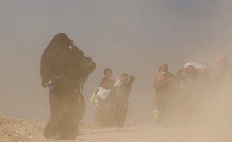 Displaced Iraqis flee their homes as Iraqi forces battle with Islamic State militants, in western Mosul, Iraq March 6, 2017.