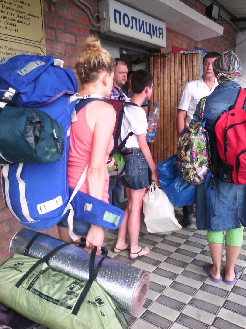 Вместо феминистского мероприятия, активистки были подвержены преследованию и доставлены в отделение полиции г. Джубгы. Краснодарский край, Россия, 14 Августа 2017 г.