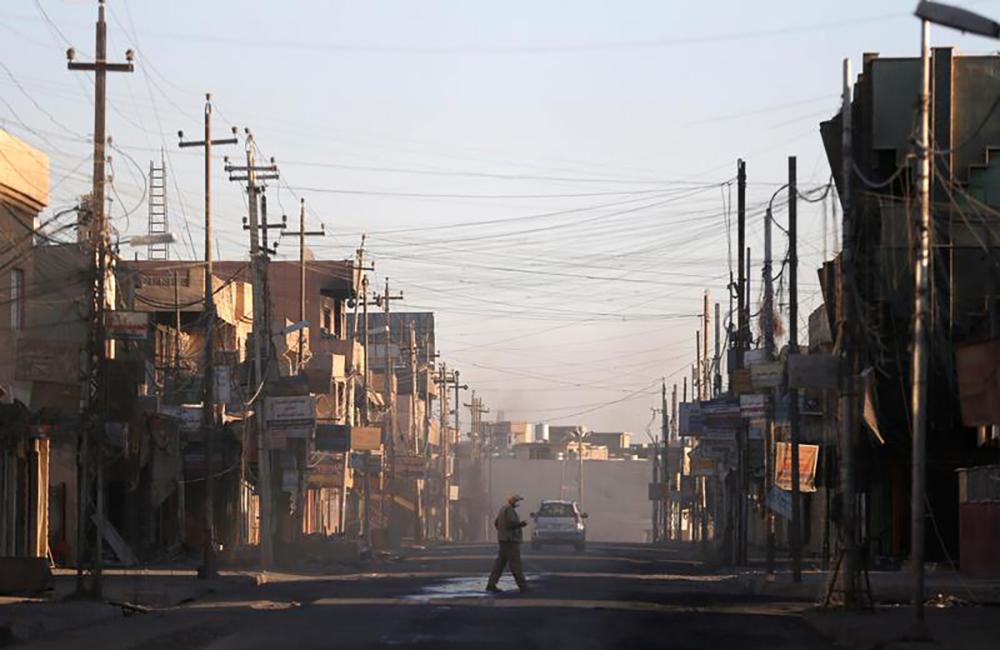 A man walks across a street in al-Hamdaniya, Iraq November 25, 2016. Picture taken November 25, 2016. © 2016 Reuters