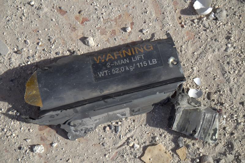 بقايا صاروخ هيلفاير جو-أرض وُجدَت في ركام منزل سكني بعد أن ضربته غارة جوية للتحالف، وقتلت 18 مدنيا، بينهم 3 نساء و11 طفلا.