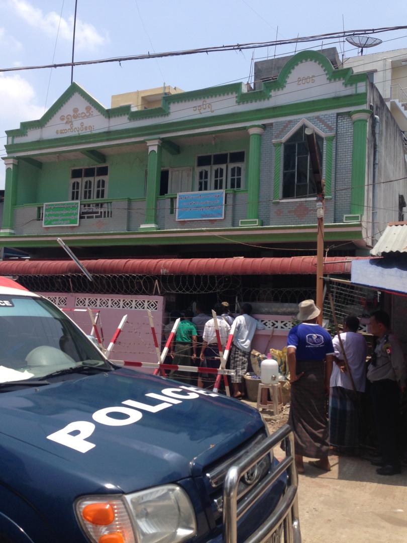 ၂၉ ရက်တွင် မဒရပ်စာခေါင်းဆောင်များ၊ ဗုဒ္ဓဘာသာဝင် အစွန်းရောက်အမျိုးသားရေးဝါဒီများနှင့်အတူ အာဏာပိုင်များမှ ရန်ကုန်မြို့၊ သာကေတမြို့နယ်ရှိ ပိတ်ထားသော မဒရပ်စာကျောင်းတစ်ကျောင်းကို စစ်ဆေးနေသည်ကို လူမှုအသိုင်းအဝိုင်းဝင်များက သော့ခတ်ထားသည့်တံခါးများမှ ကြည့်နေပုံ။