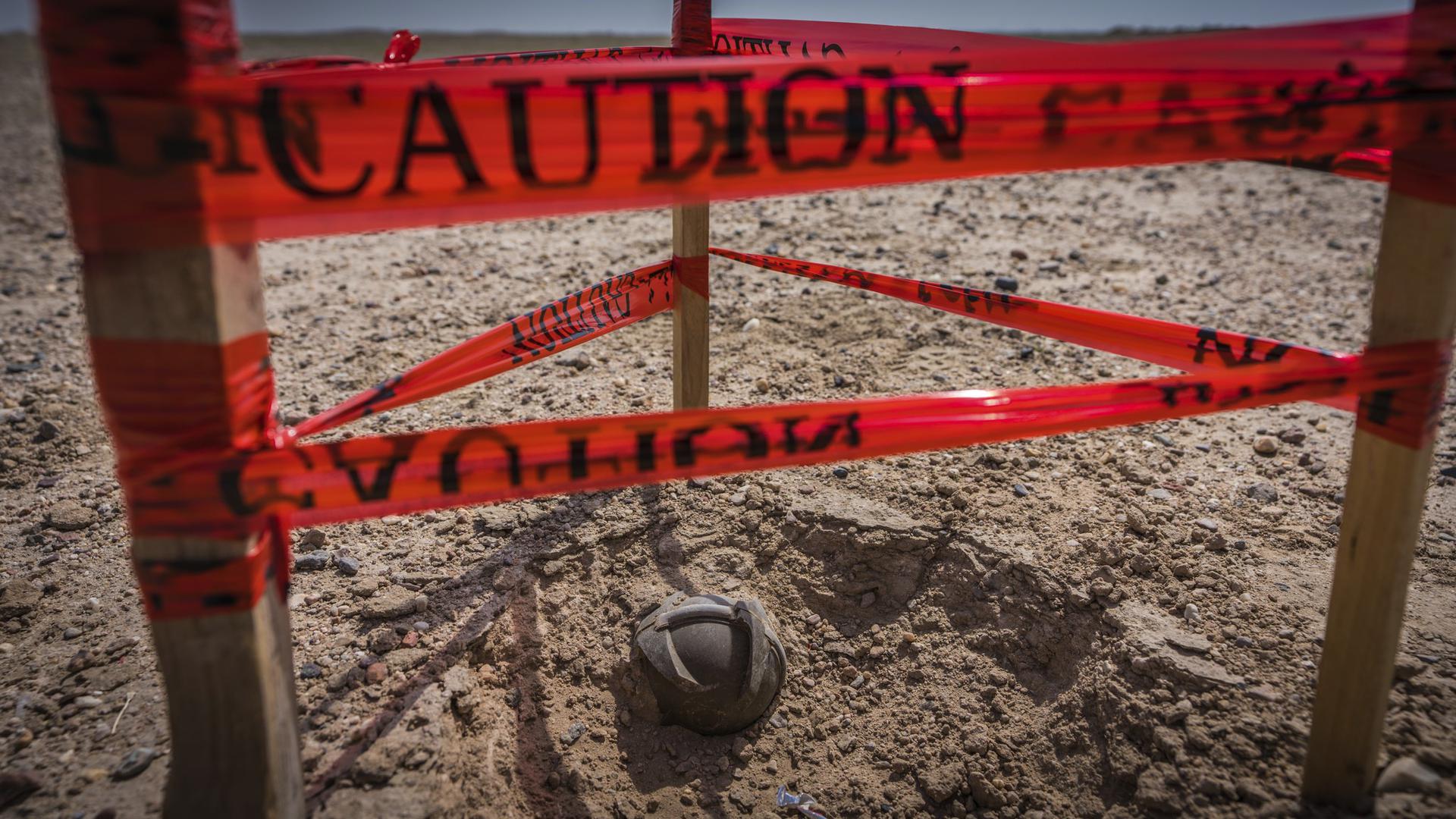 Суббоеприпас BLU-61, огороженный для дальнейшего обезвреживания на месте. Ирак, провинция Басра, март 2018 г.