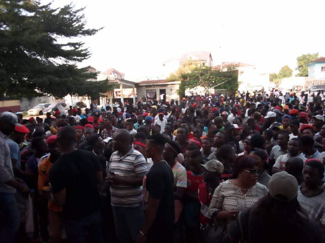 Des jeunes du parti au pouvoir – y compris des Jeunes Leaders portant des bérets rouges – à la cathédrale Notre-Dame, la paroisse principale de Kinshasa, en République démocratique du Congo, le 24 février 2018.