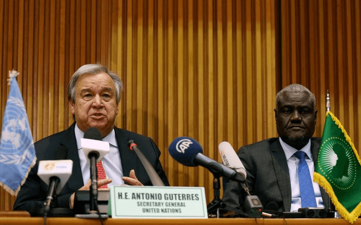 António Guterres (à gauche), Secrétaire général de l'ONU, aux côtés du président de la Commission de l'Union africaine, Moussa Faki, lors d'une conférence de presse au siège de l'UA à Addis Abeba, en Ethiopie, le 9 juillet 2018. © 2018 Tiksa Negeri / Reut