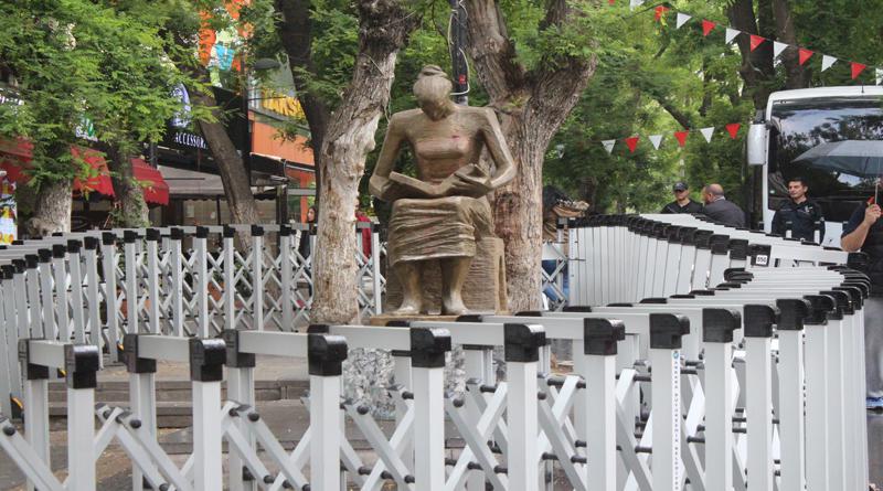 Türkiye’de olağanüstü hal sırasında Ankara’da bulunan insan hakları heykelinin çevresi, halka açık yürüyüş ve gösterilerde bir alan olarak kullanılmasını önlemek amacıyla polis barikatıyla kuşatıldı, 2017. 