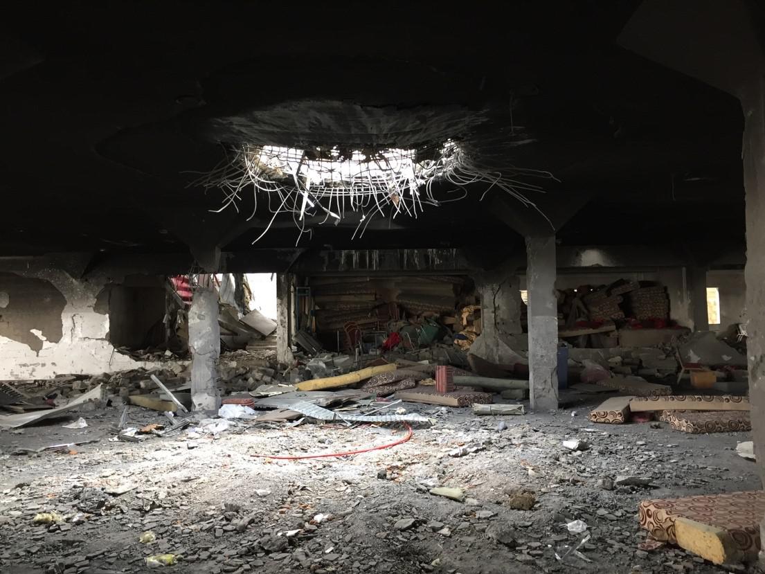 أنقاض قاعة اجتماع في العاصمة اليمنية صنعاء، بعد أن هاجمت طائرات التحالف الذي تقوده السعودية مراسم عزاء هناك يوم 8 أكتوبر/تشرين الأول 2016. ولم يوضح التحالف قط قوات البلد التي شاركت في الهجوم. © 2016 كريستين بيكرلي/هيومن رايتس ووتش