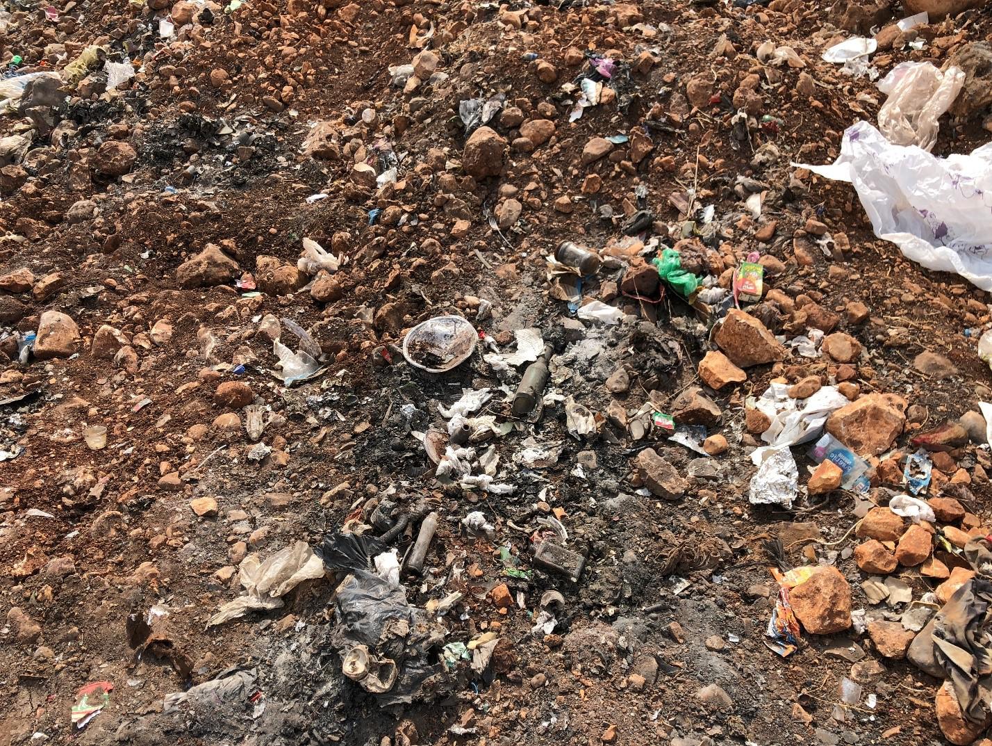 علامات الحرق في مكبّ القنطرة، بما فيها سخام من حرق حديث ورواسب الرماد، 11 أكتوبر/تشرين الأول 2018، القنطرة، لبنان.