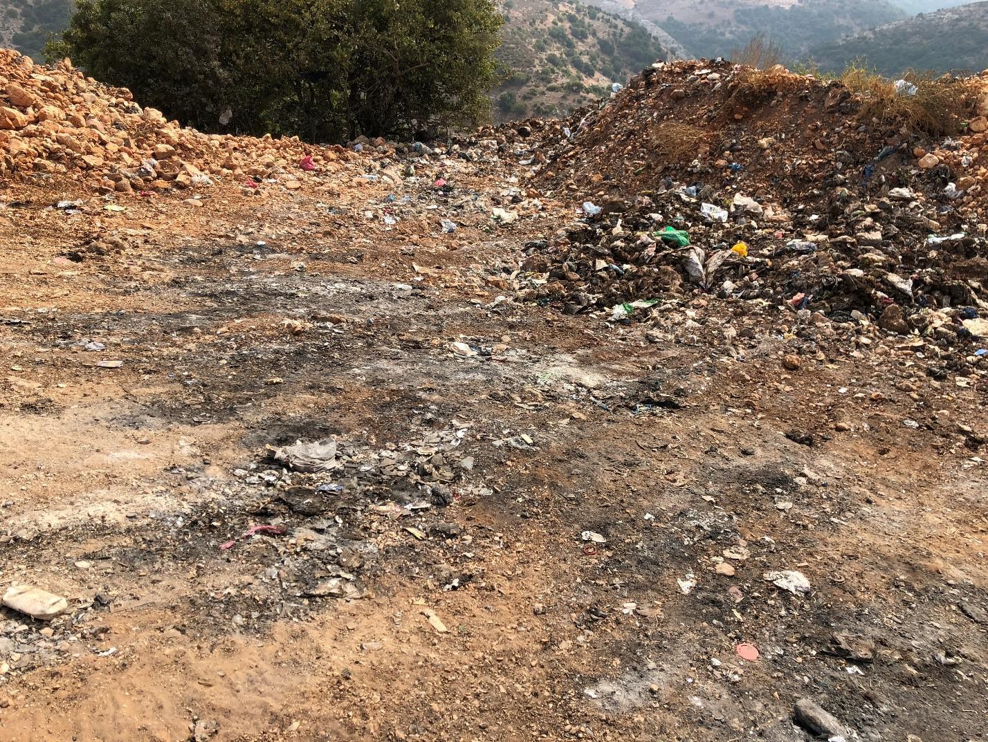 علامات الحرق في مكبّ القنطرة، بما فيها سخام من حرق حديث ورواسب الرماد، 11 أكتوبر/تشرين الأول 2018، القنطرة، لبنان.