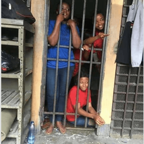 Ces trois jeunes femmes ont été arrêtées le 1er novembre 2018 à Kinshasa, capitale de la République démocratique du Congo, ainsi que 14 autres membres du mouvement Vigilance Citoyenne (VICI). Les activistes, accusés de désobéissance civile ont été proviso