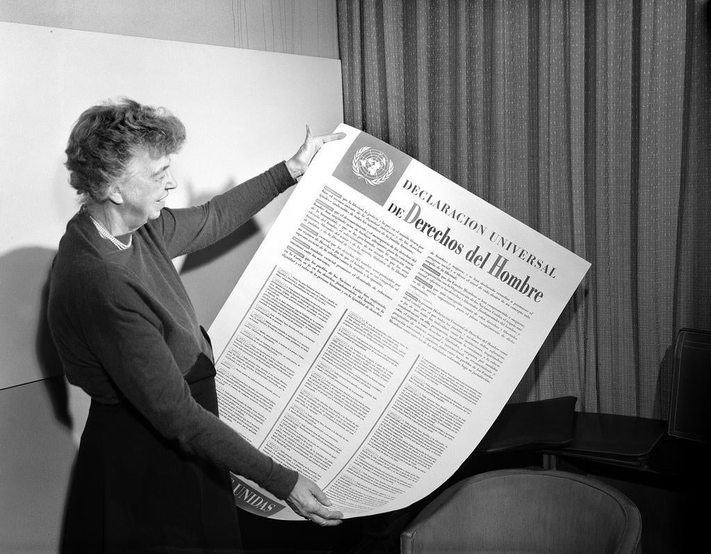 Eleanor Roosevelt brandit la Déclaration universelle des droits de l'homme (DUDH), New York, 1948.